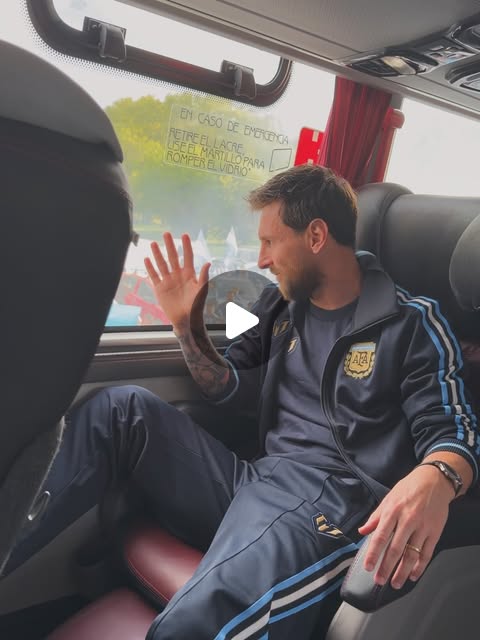 Vista previa de El saludo de Messi a los hinchas, desde el micro y en el video de Lisandro Martínez