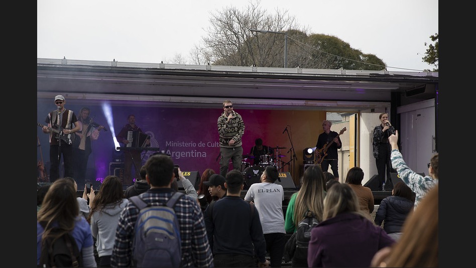 El Plan de la Mariposa toca en el escenario del Camión Cultural en Parque Patricios, Buenos Aires. Fotografía de archivo del 12 de septiembre de 2023; no corresponde al concierto de San Juan de 2026.