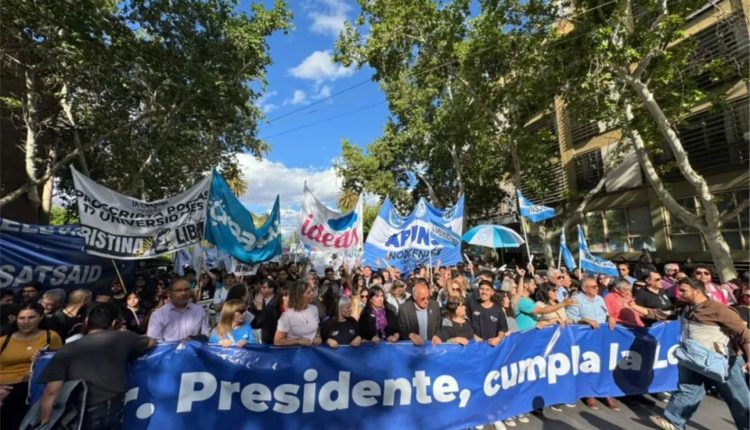 Los sanjuaninos marcharon en defensa de la universidad publica