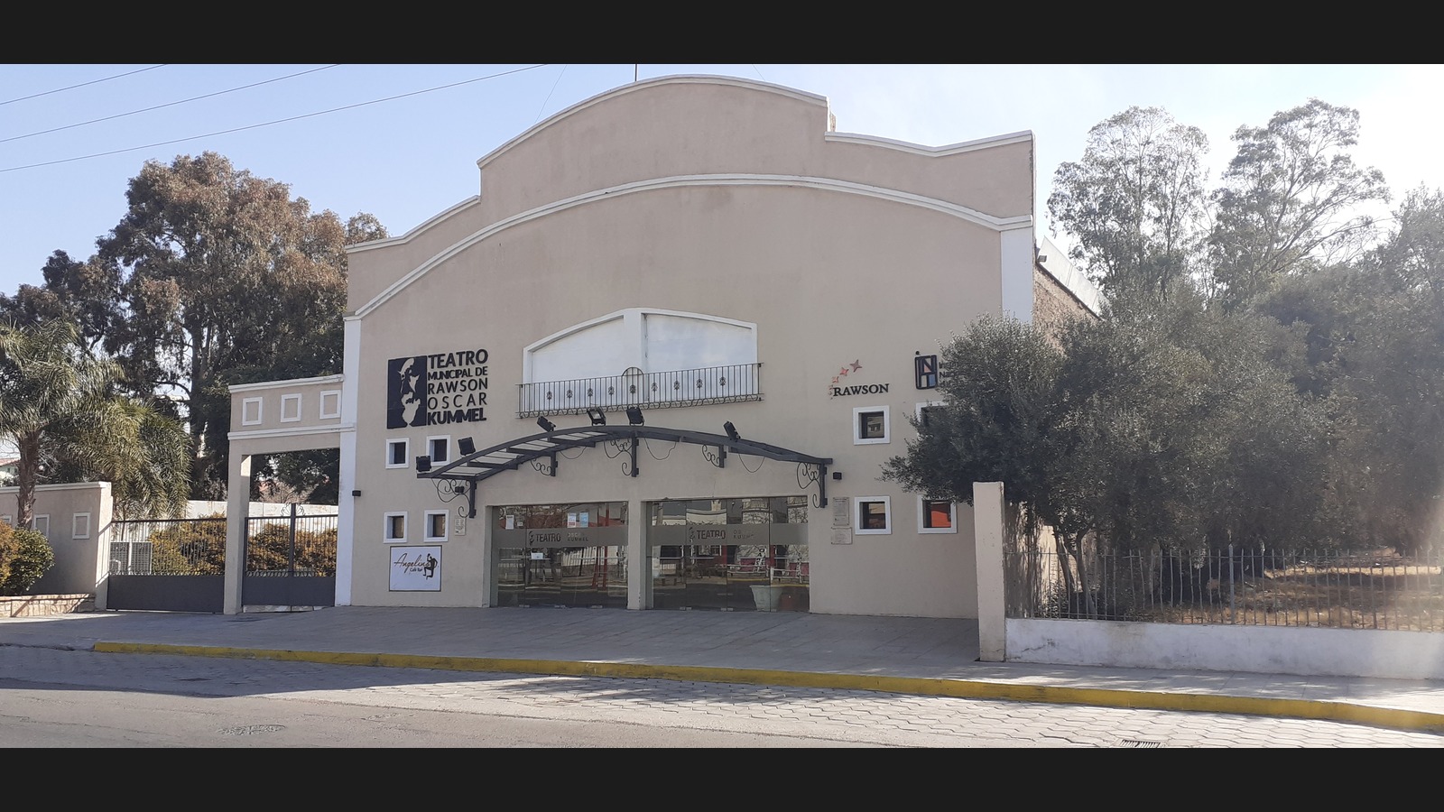 Fachada del Teatro Municipal de Rawson Oscar Kümmel, sede del espectáculo. Fotografía de archivo del 31 de julio de 2020; no muestra el tributo de 2026.