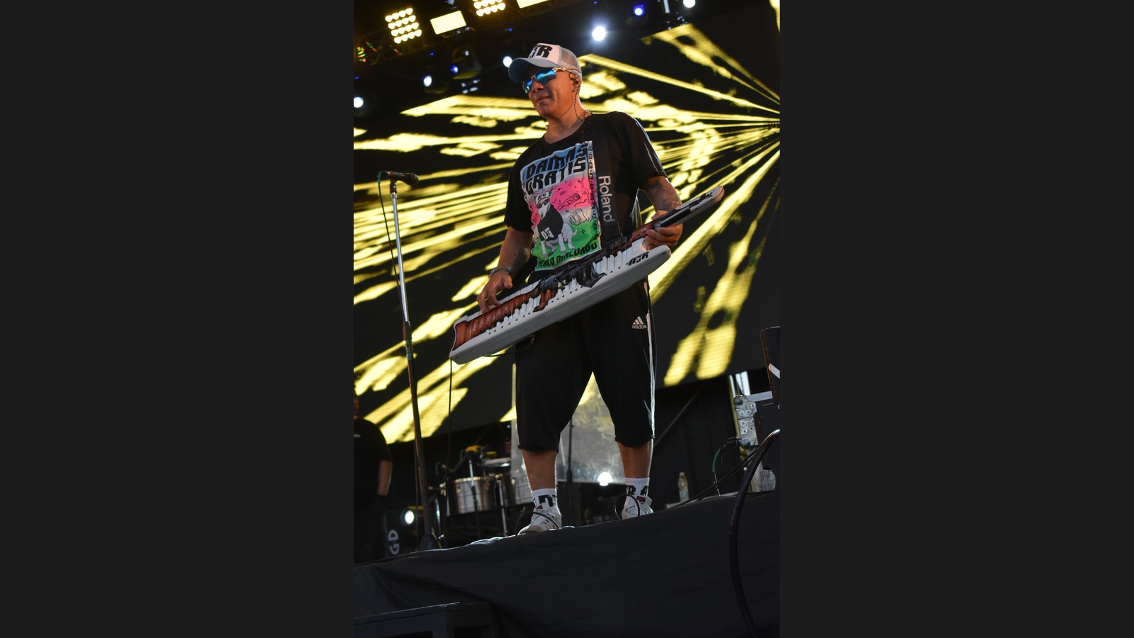 Pablo Lescano, de Damas Gratis, con su teclado durante el Festival de la Canción Popular de 2023. Foto de archivo; no corresponde al show de San Juan de 2026.