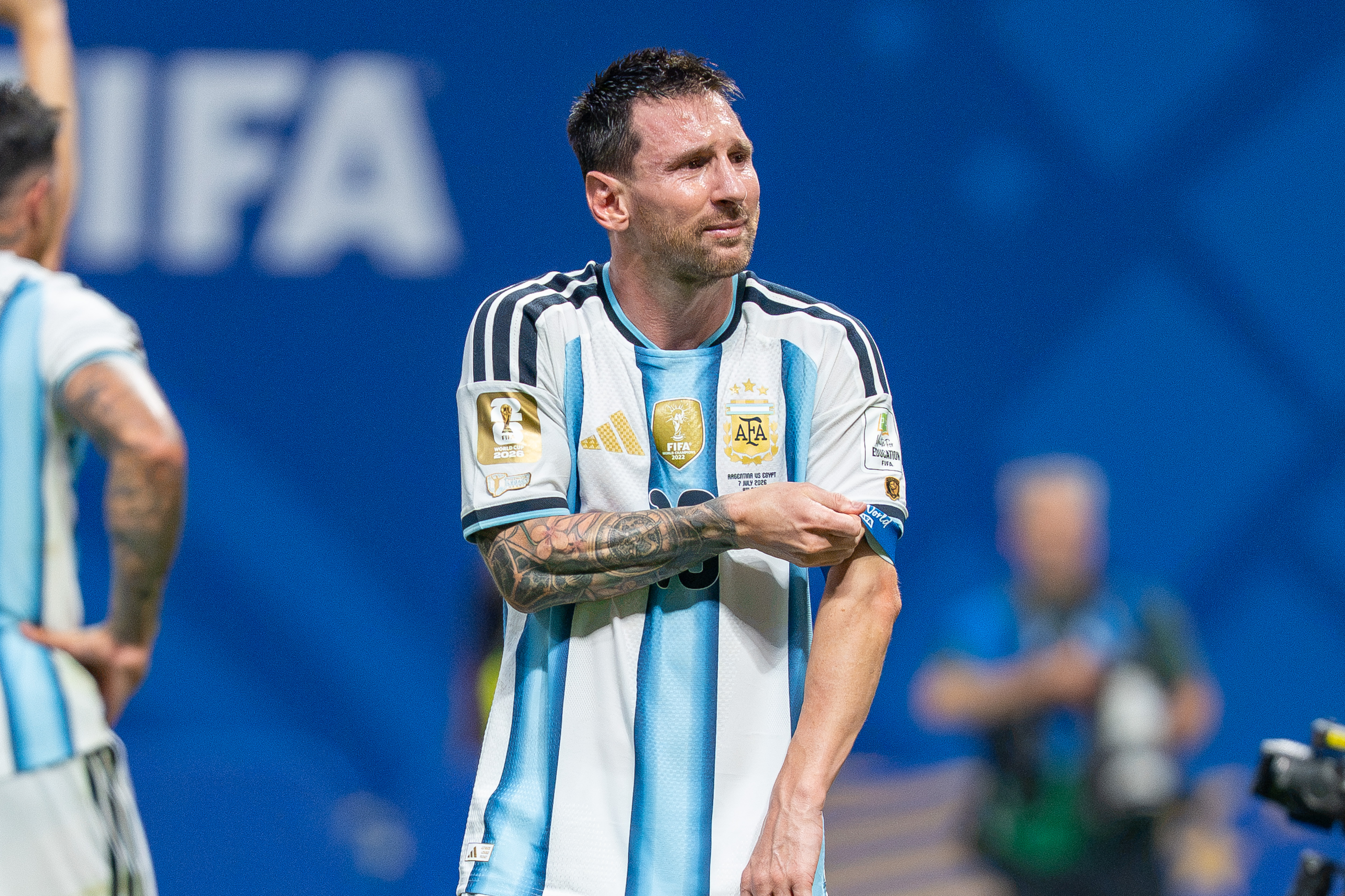 Archivo: Lionel Messi ajusta el brazalete de capitán ante Egipto en el Mundial, el 7 de julio de 2026. No corresponde a la despedida ante Benín.