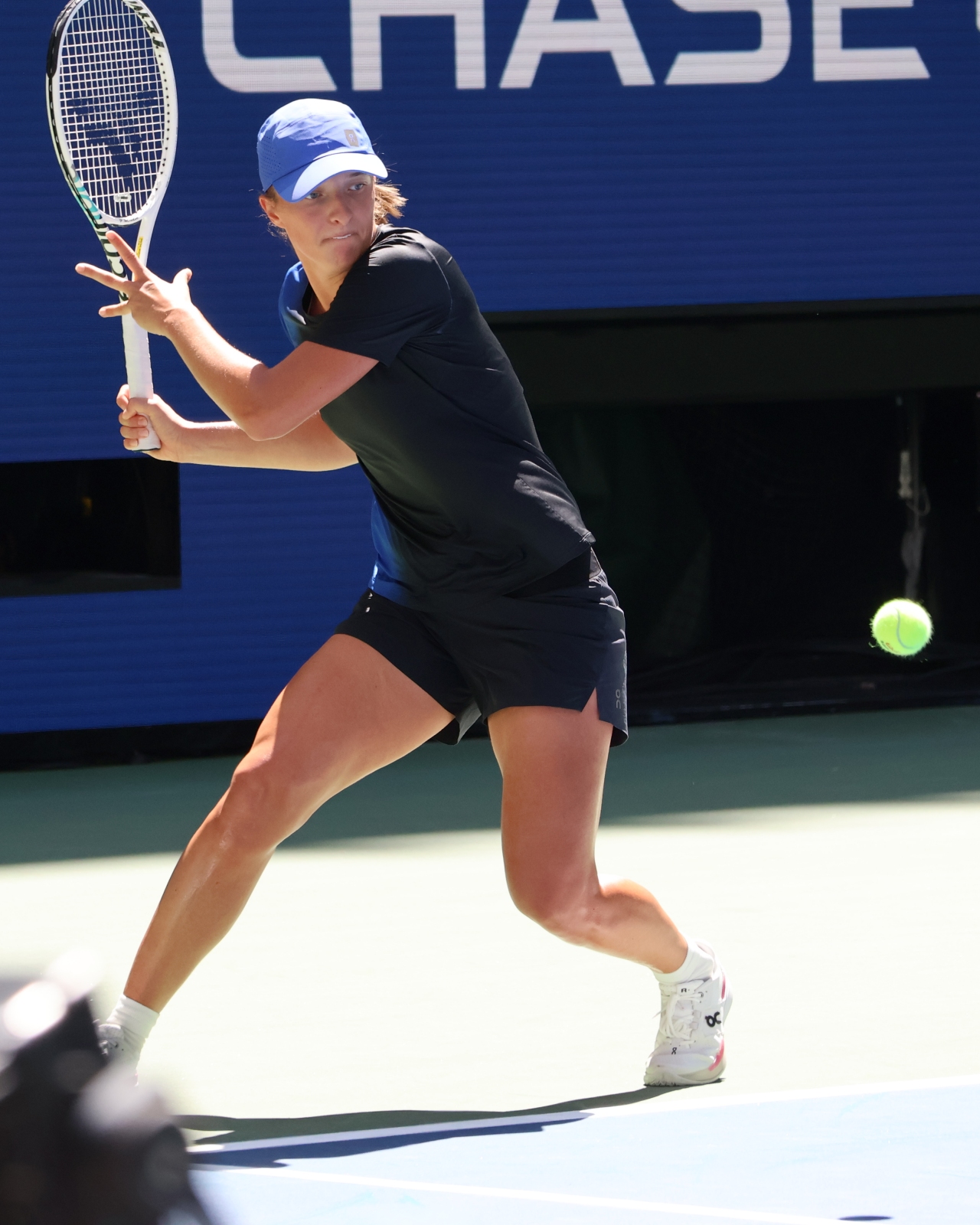 Iga Swiatek practica un golpe de derecha en el US Open; fotografía de archivo de agosto de 2023.