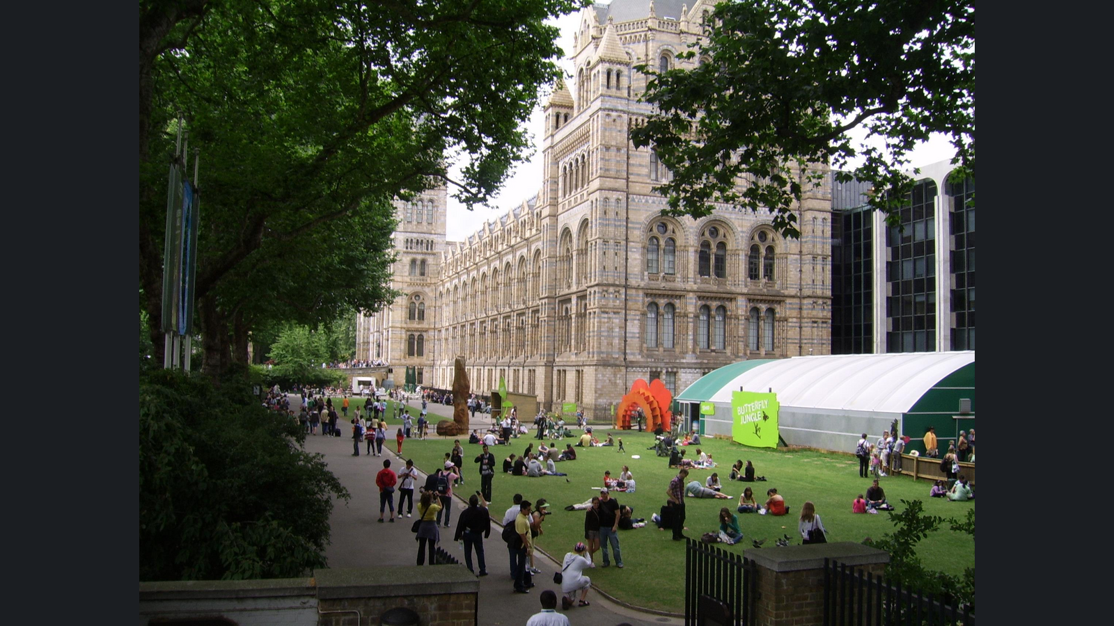 Exterior del Natural History Museum de Londres, en una fotografía de archivo del 13 de julio de 2009. La imagen no muestra el fósil Invictibellatrix amberina. Presentación 16:9 con fotografía completa y márgenes neutros.