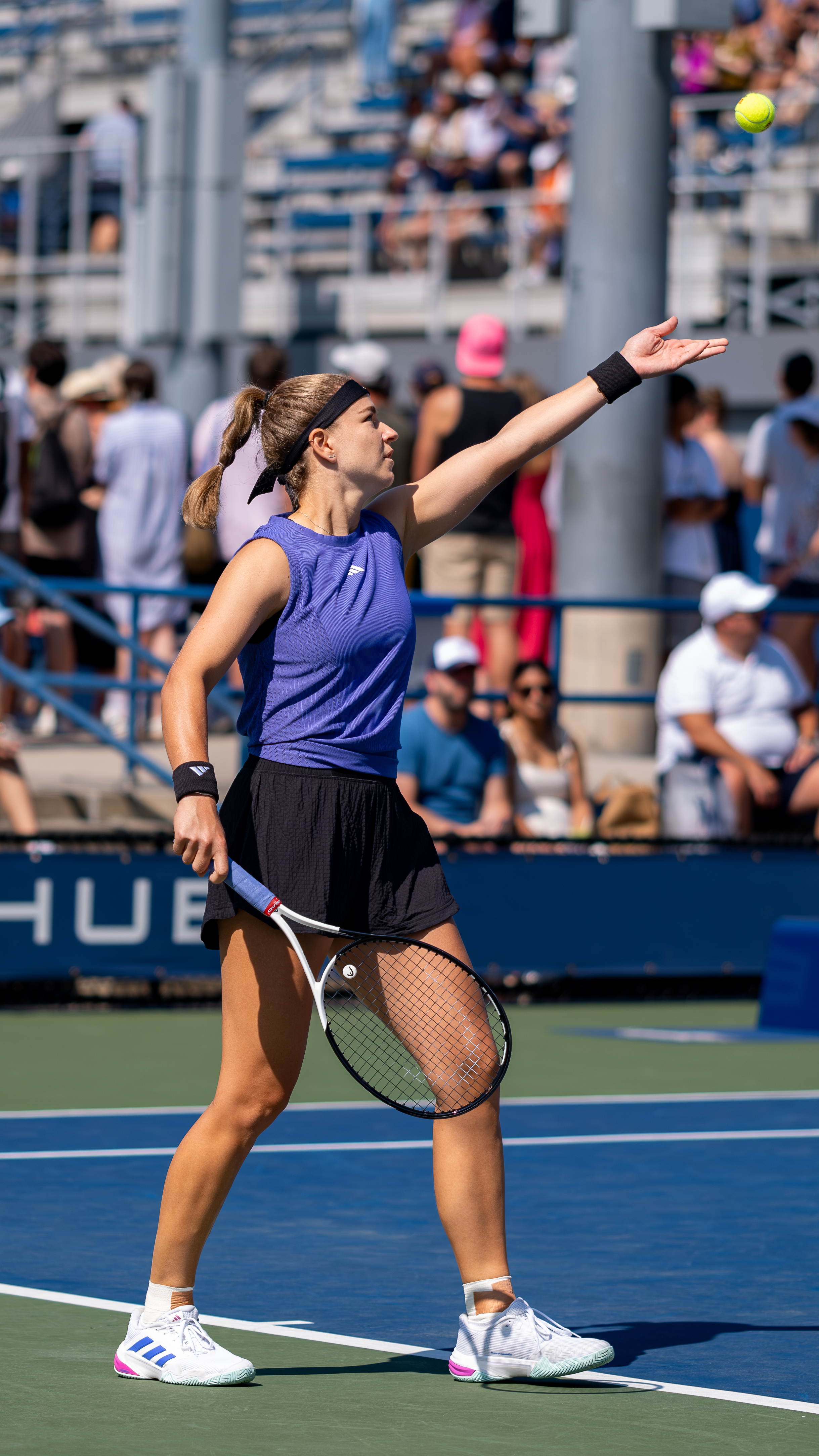 Karolina Muchova, eliminada este jueves por Bartunkova, durante un saque en el US Open de 2024. Fotografía de archivo.