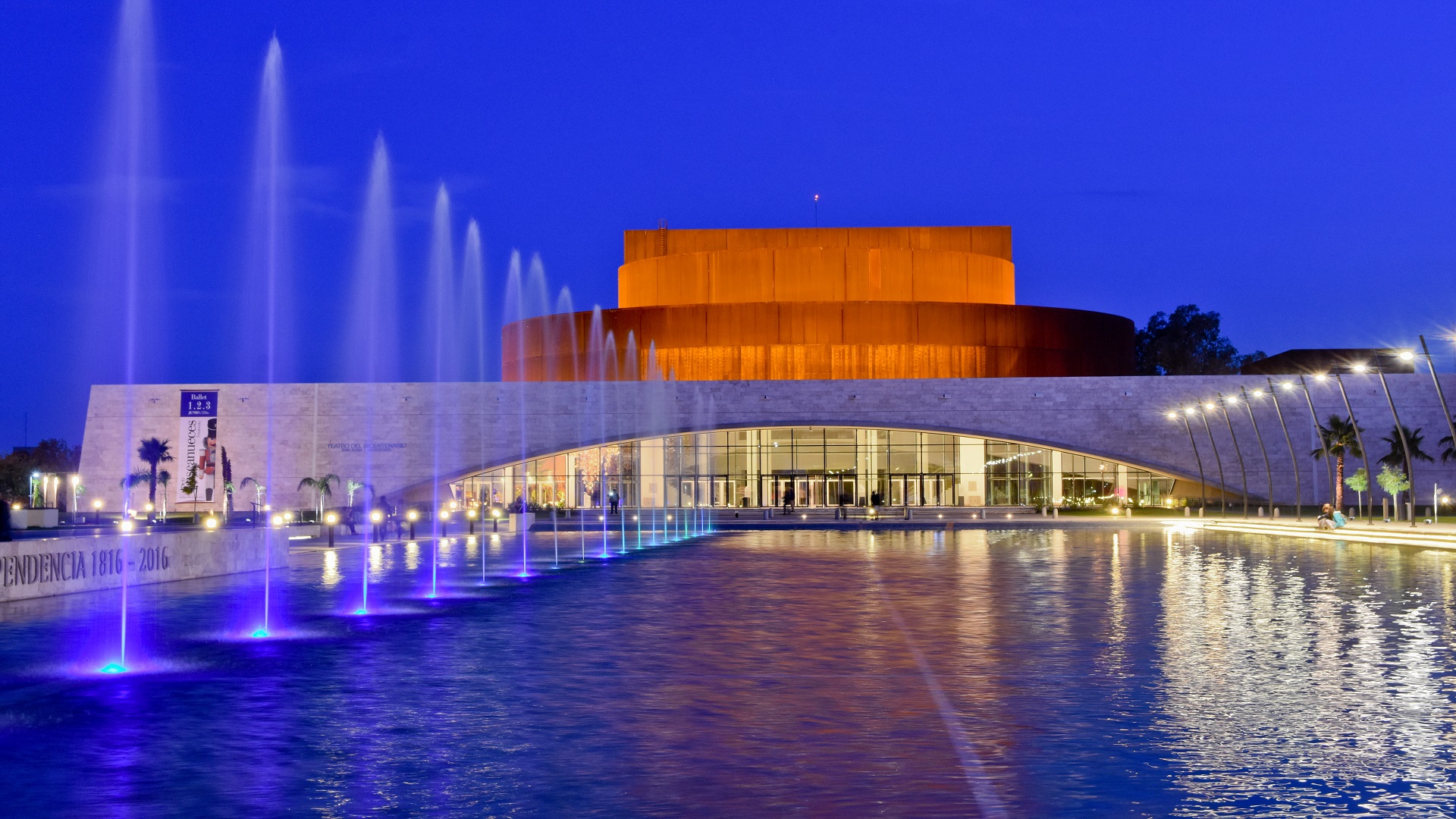 Vista nocturna de archivo del Teatro del Bicentenario de San Juan, fotografiada el 8 de mayo de 2017 según los metadatos originales. Es la sede anunciada para las charlas del FNS Forum; no documenta la presentación de Patricia Jebsen.