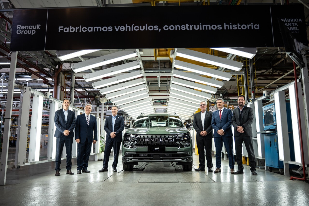 Autoridades junto a una Renault Niagara en la línea de producción de Santa Isabel, durante la presentación industrial del 6 de octubre de 2026.