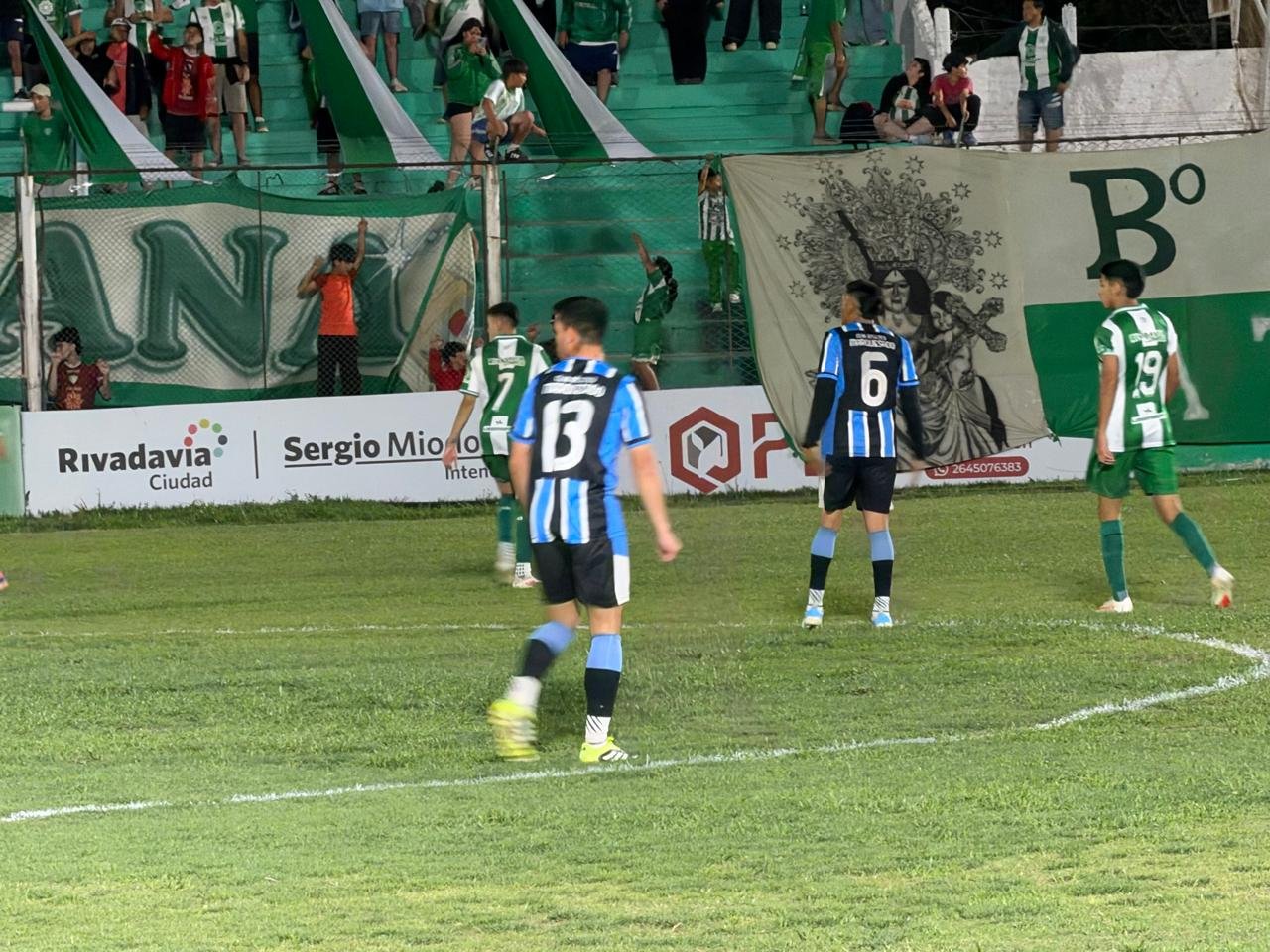Futbolistas de Desamparados y Marquesado durante el partido de semifinal del Clausura del 28 de octubre de 2026, en la fotografía publicada por Línea de Cuatro San Juan.