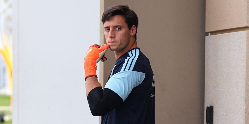 Santiago Beltrán con ropa de entrenamiento de la selección argentina