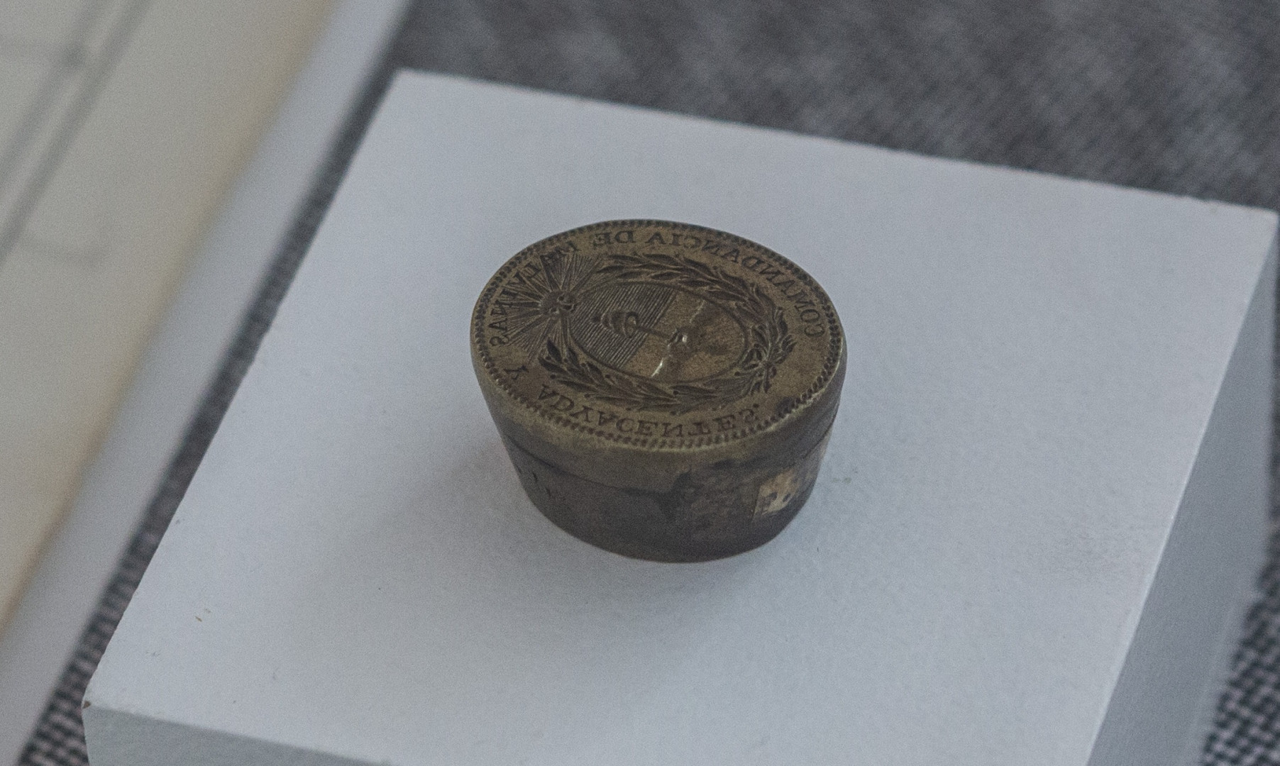 Sello de Luis Vernet exhibido sobre un soporte dentro de una vitrina del Museo Malvinas. Fotografía difundida por Cultura con el anuncio de su transferencia patrimonial.