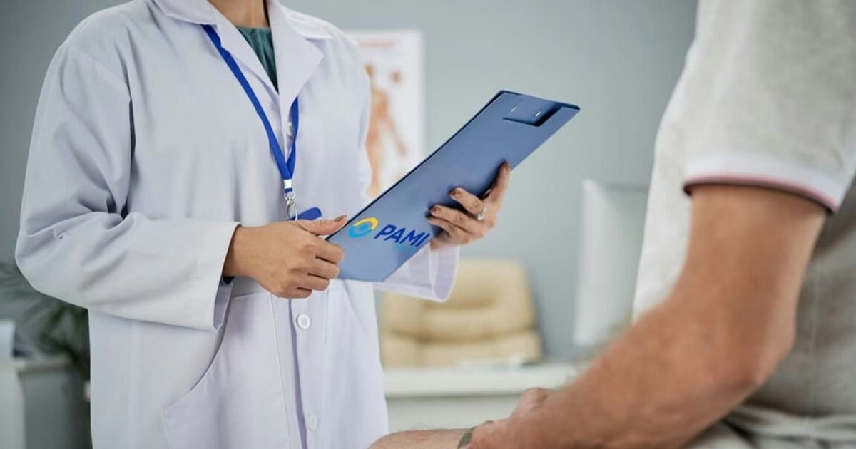 Profesional de salud y paciente durante una consulta; imagen ilustrativa.