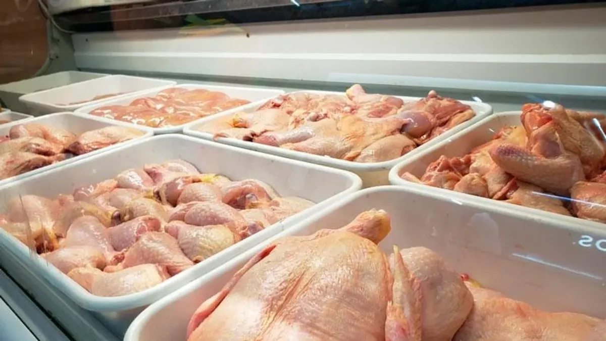 Carne de pollo exhibida en un mostrador comercial; imagen ilustrativa.