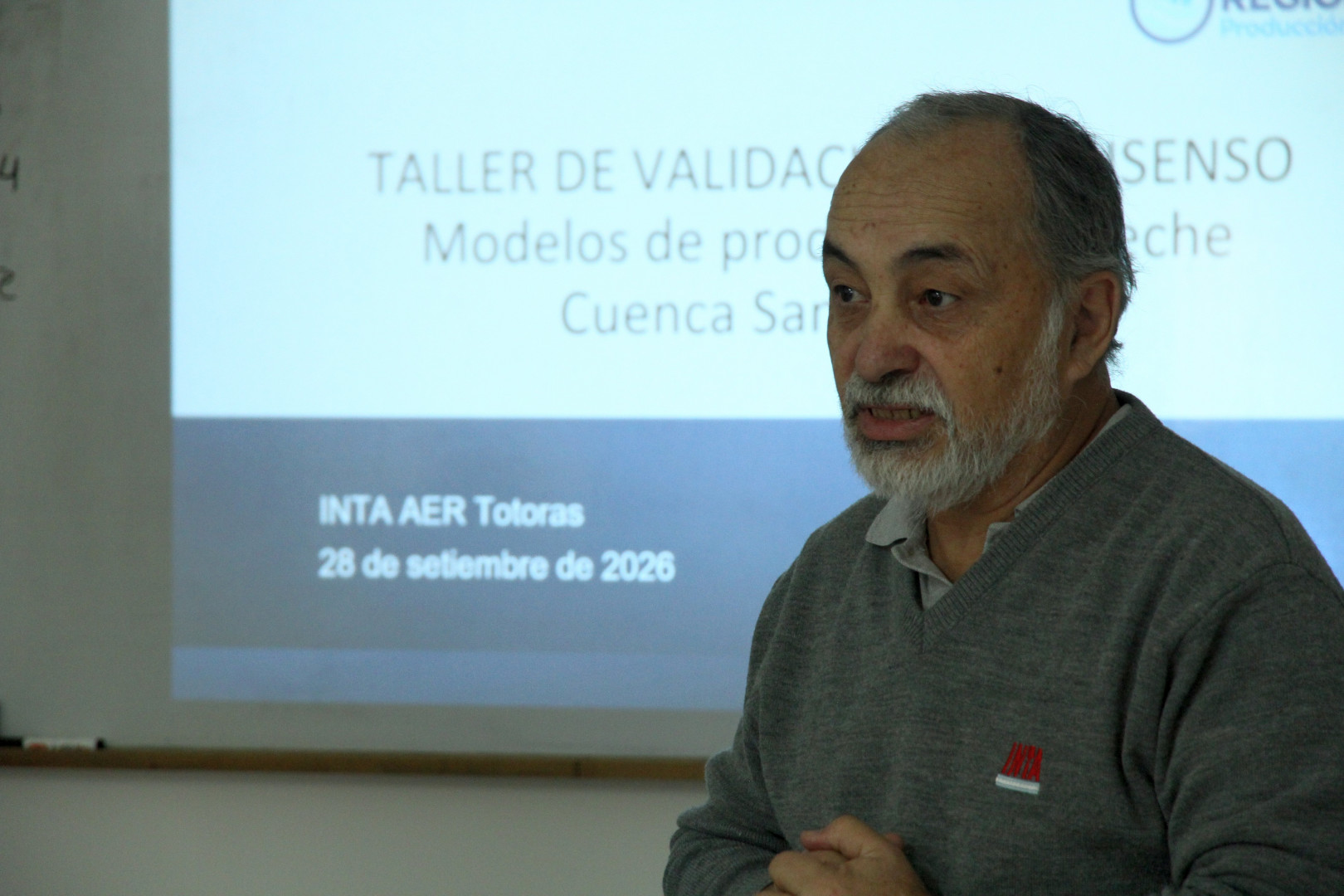 Un expositor del INTA durante el taller de modelos lecheros en Totoras, realizado el 23 de septiembre de 2026.