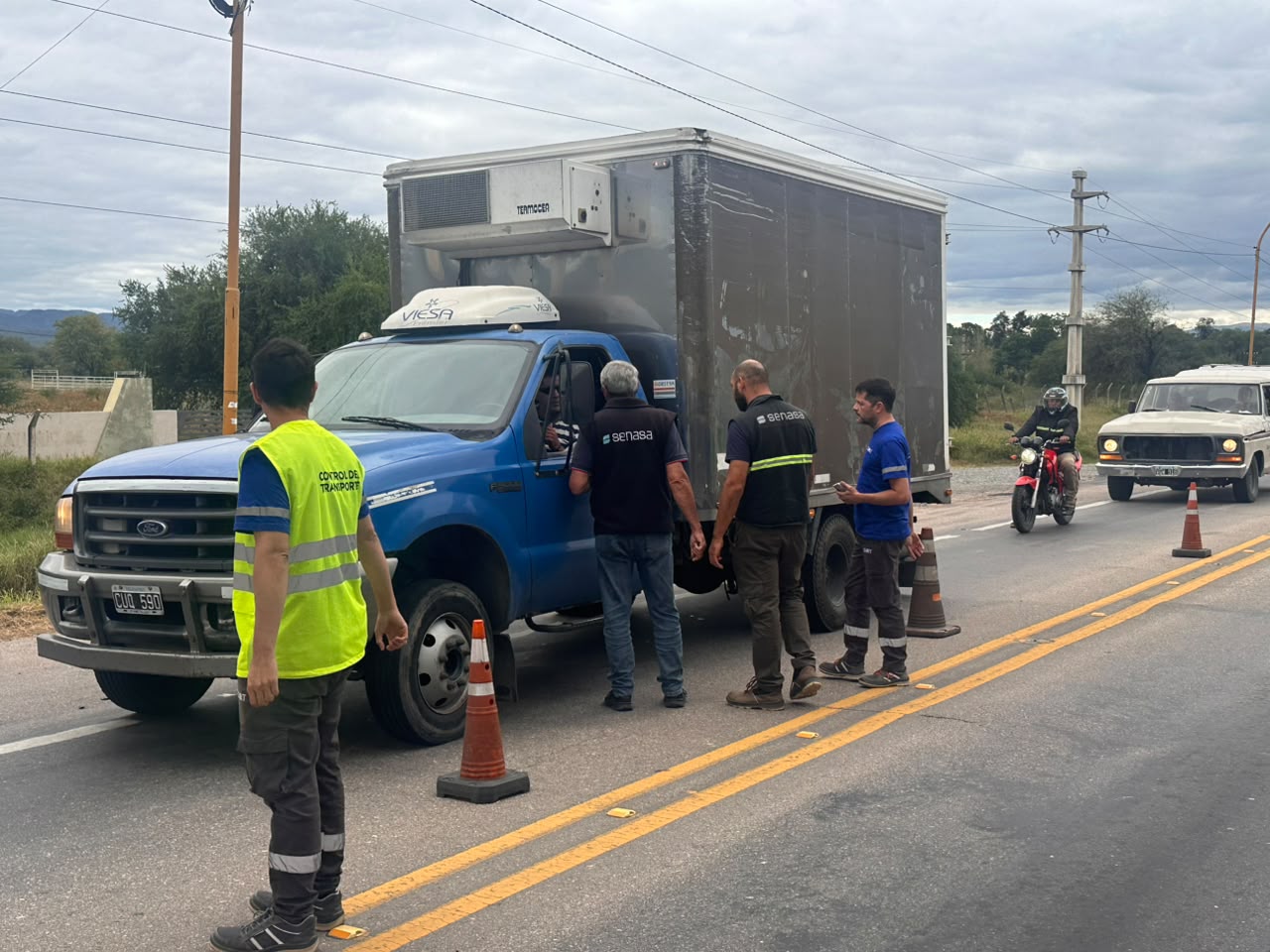 Agentes del Senasa revisan un transporte en el NOA Sur; fotografía difundida en el balance del 23 de octubre de 2026.