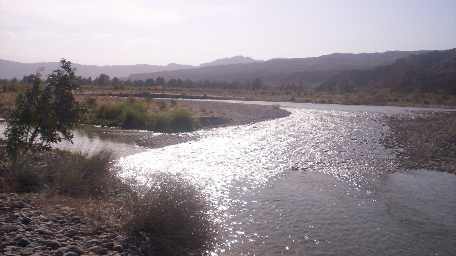 Río San Juan a su paso por Chimbas, en una fotografía de archivo de noviembre de 2009 atribuida a Gonce. Recorte horizontal del paisaje; no muestra una emergencia ni trabajos actuales.