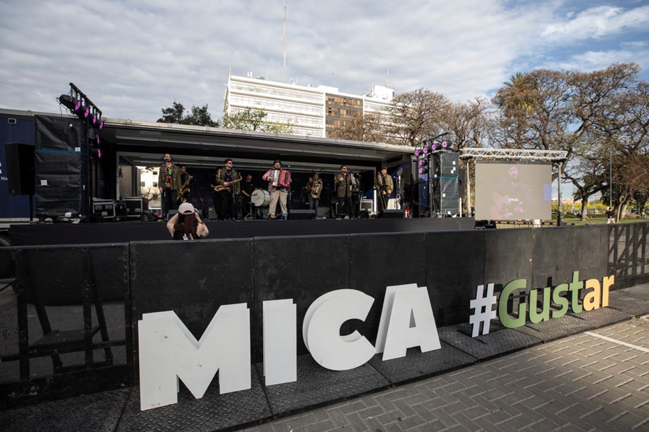 Músicos en el escenario al aire libre del encuentro MICA y GustAR en el Palacio Libertad, realizado en septiembre de 2026.
