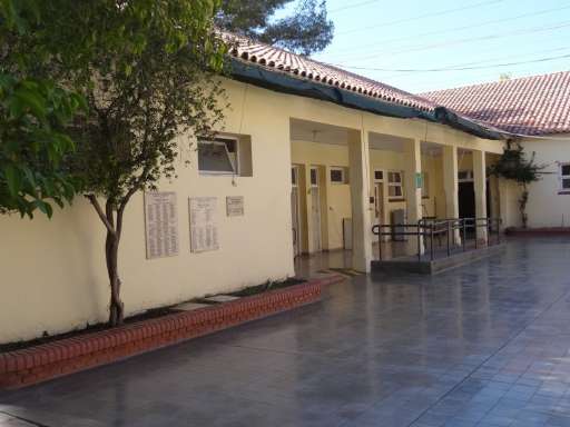 Patio vacío y galería del Colegio Central Universitario Mariano Moreno. Fotografía de archivo publicada en septiembre de 2024; no corresponde al ofrecimiento de octubre de 2026.