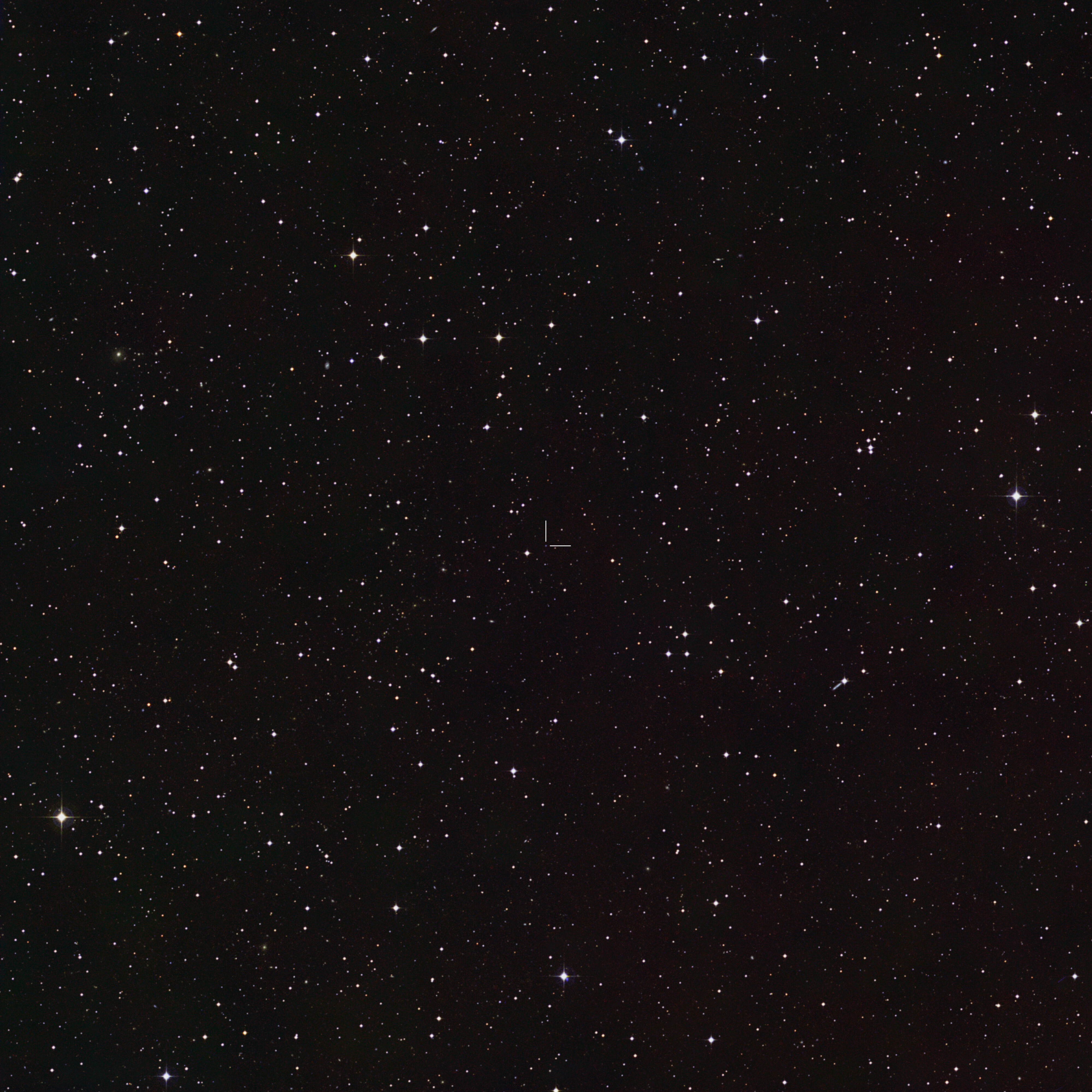 Observación de campo amplio de la región celeste de J1328−1450, señalada cerca del centro; publicada por ESO el 27/10/2026. No es una imagen directa de los dos anillos ni de los cuerpos propuestos; fecha de captura no indicada.