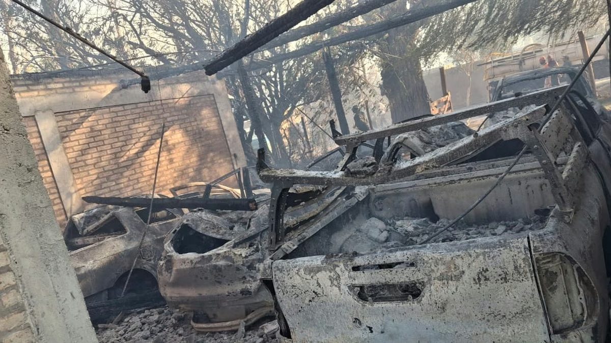 Restos de un vehículo alcanzado por el incendio en Alto de Sierra