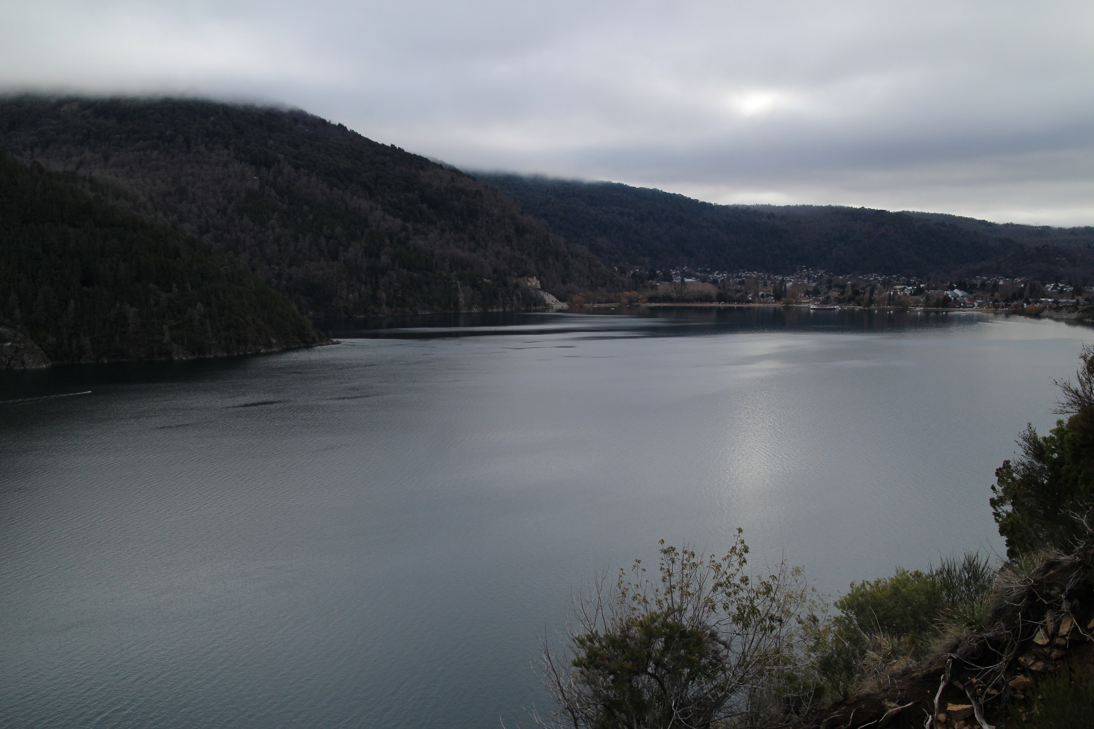 San Martín de los Andes y el lago Lácar vistos desde el camino de los Siete Lagos, en una fotografía de Gervacio Rosales del 23 de junio de 2013.