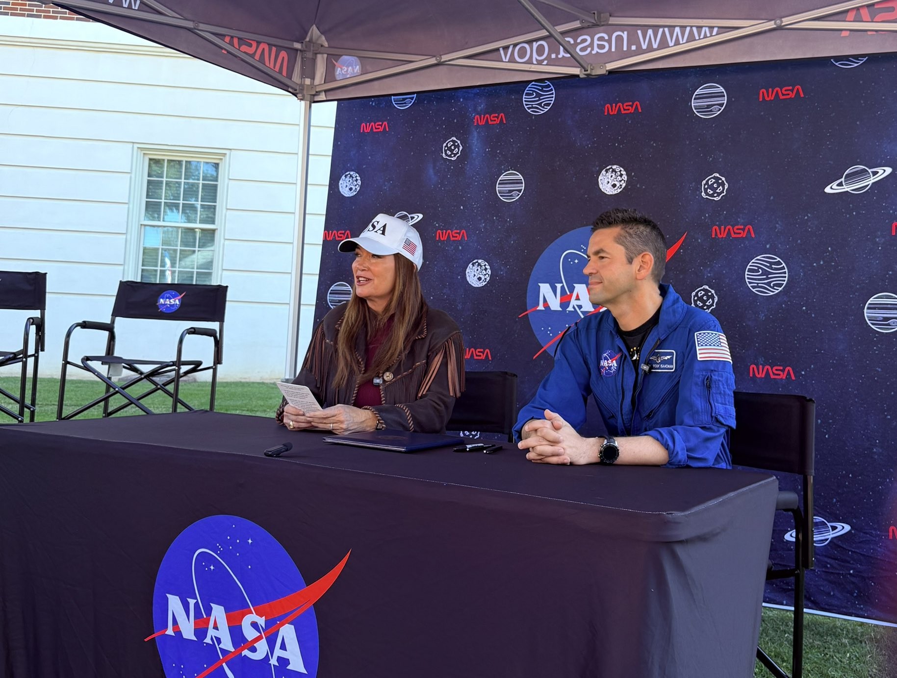 Brooke Rollins, a la izquierda, y Jared Isaacman durante el encuentro de firma del memorando USDA-NASA en Tuscaloosa, el 24 de octubre de 2026.