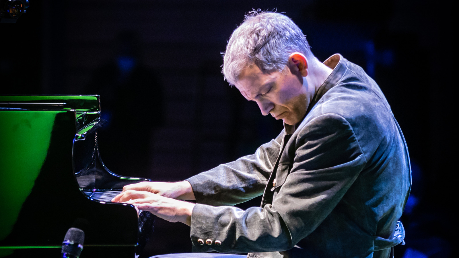 Brad Mehldau sentado al piano en una actuación fotografiada por Harald Krichel el 21 de mayo de 2021. Imagen de archivo; no corresponde al futuro concierto del Teatro Ópera. Recorte horizontal de la fotografía original.