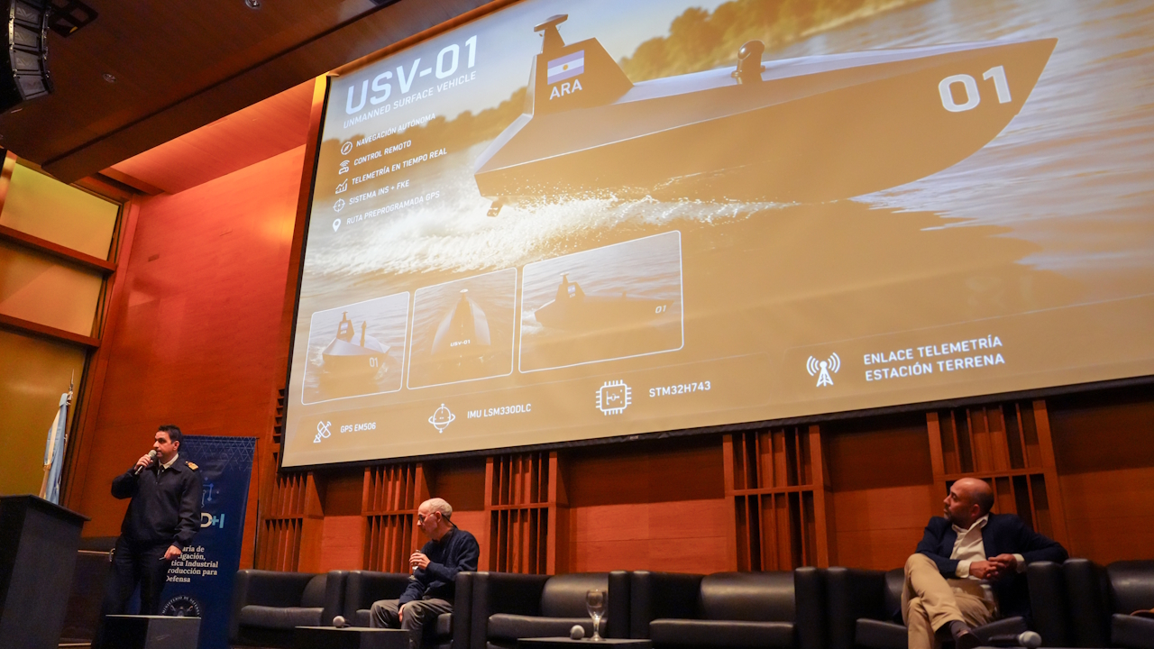 Exposición sobre la lancha no tripulada USV-01 durante una jornada CTID+I en el Centro Cultural de la Ciencia. Foto difundida por Defensa el 22 de octubre de 2026; fecha de toma no informada.