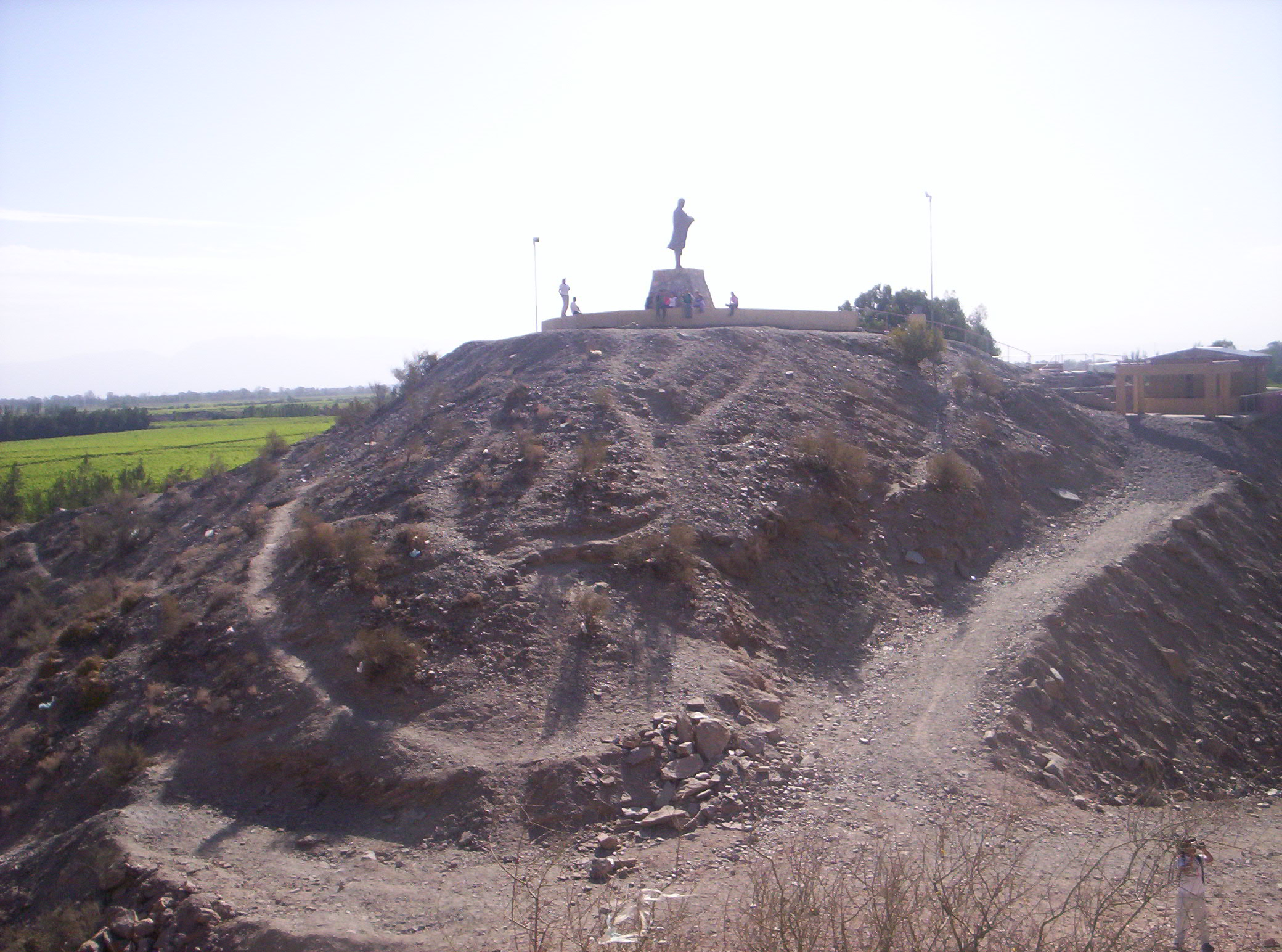 Vista de archivo del monumento a Ceferino Namuncurá y su entorno en Villa Dominguito, San Martín, fotografiada por Gonce y publicada en 2010. No corresponde a las actuaciones del Pre Cosquín 2026.