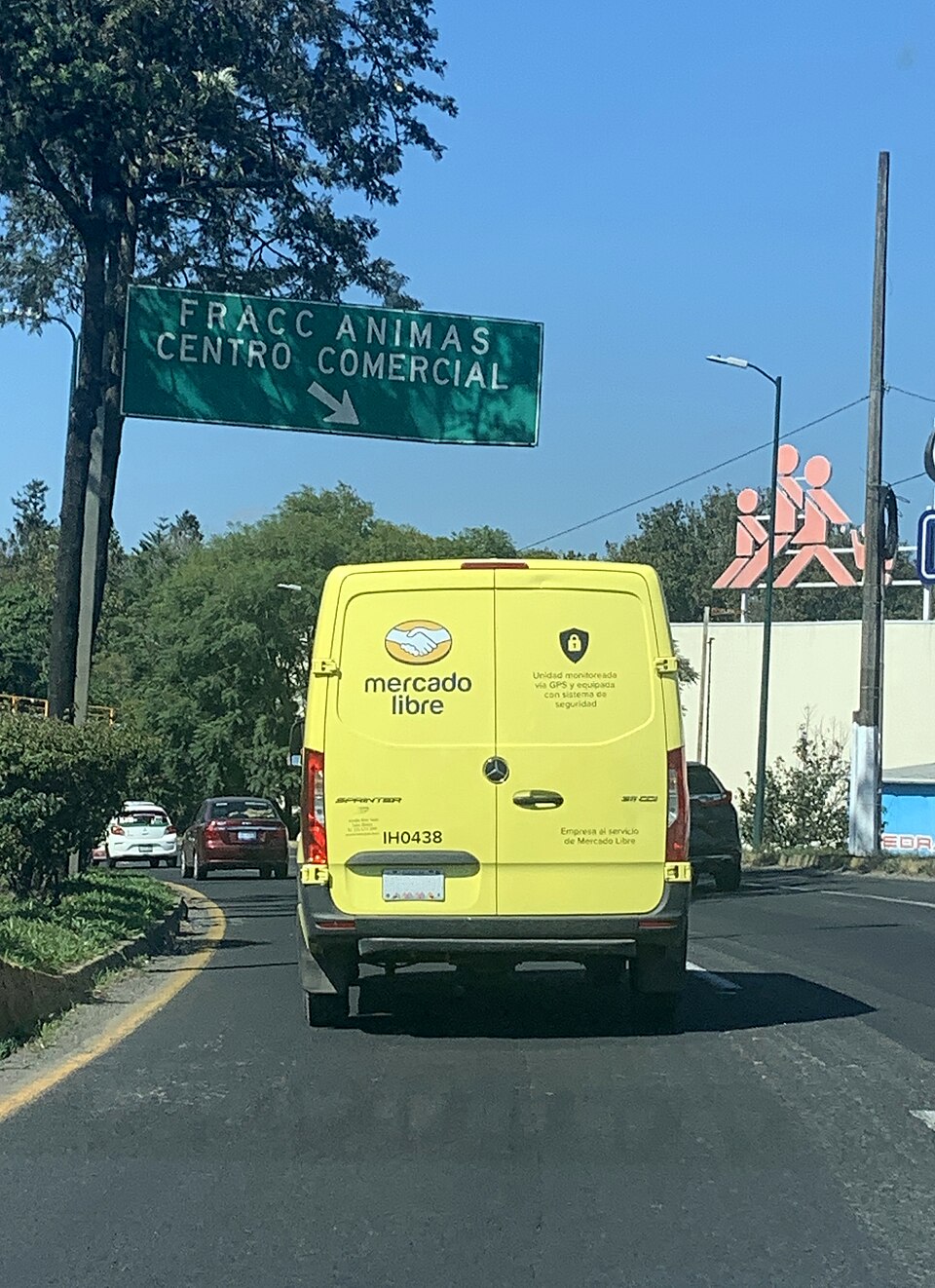 Vehículo de Mercado Libre en Xalapa, México, fotografiado en 2022. Imagen de archivo ilustrativa del comercio electrónico, ajena a la capacitación sanjuanina.