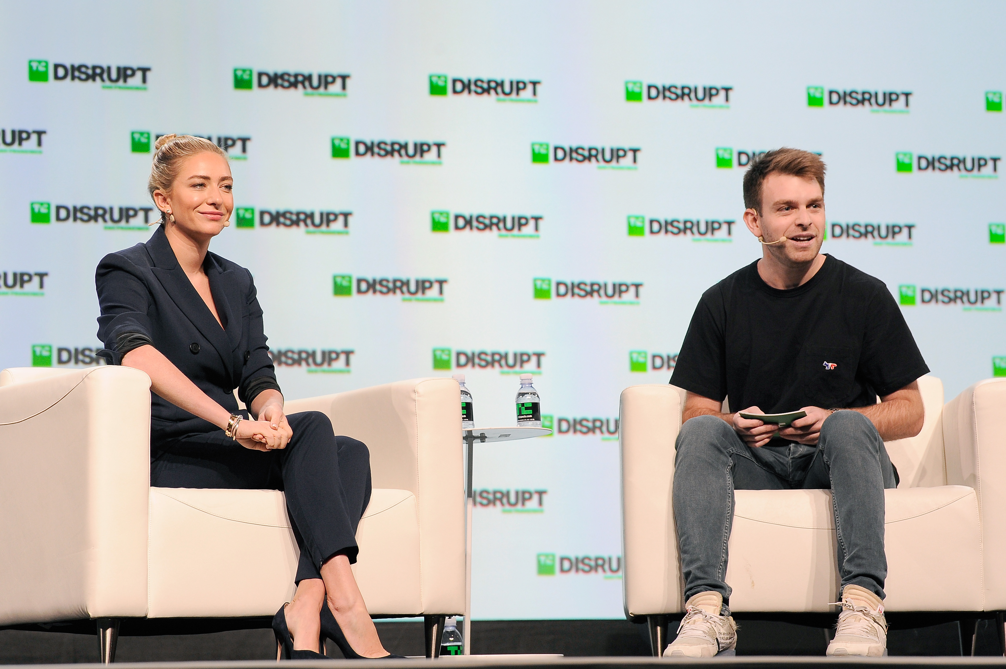 Whitney Wolfe Herd, a la izquierda, y el moderador Fitz Tepper durante TechCrunch Disrupt en San Francisco, el 6 de septiembre de 2018. Fotografía de archivo.