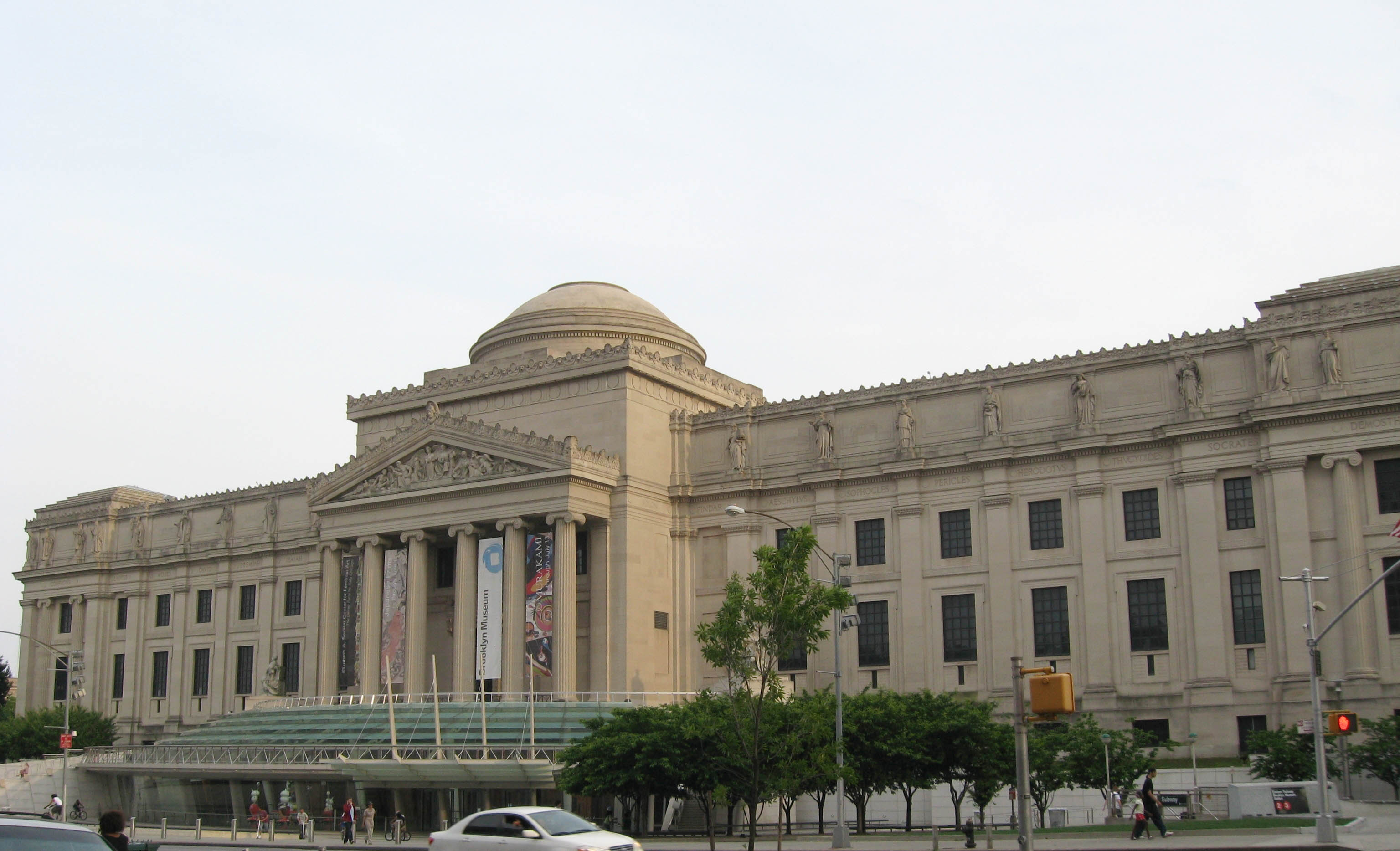Fachada del Museo de Brooklyn antes del atardecer. Fotografía de archivo tomada el 3 de junio de 2008; no muestra la exposición de 2026.
