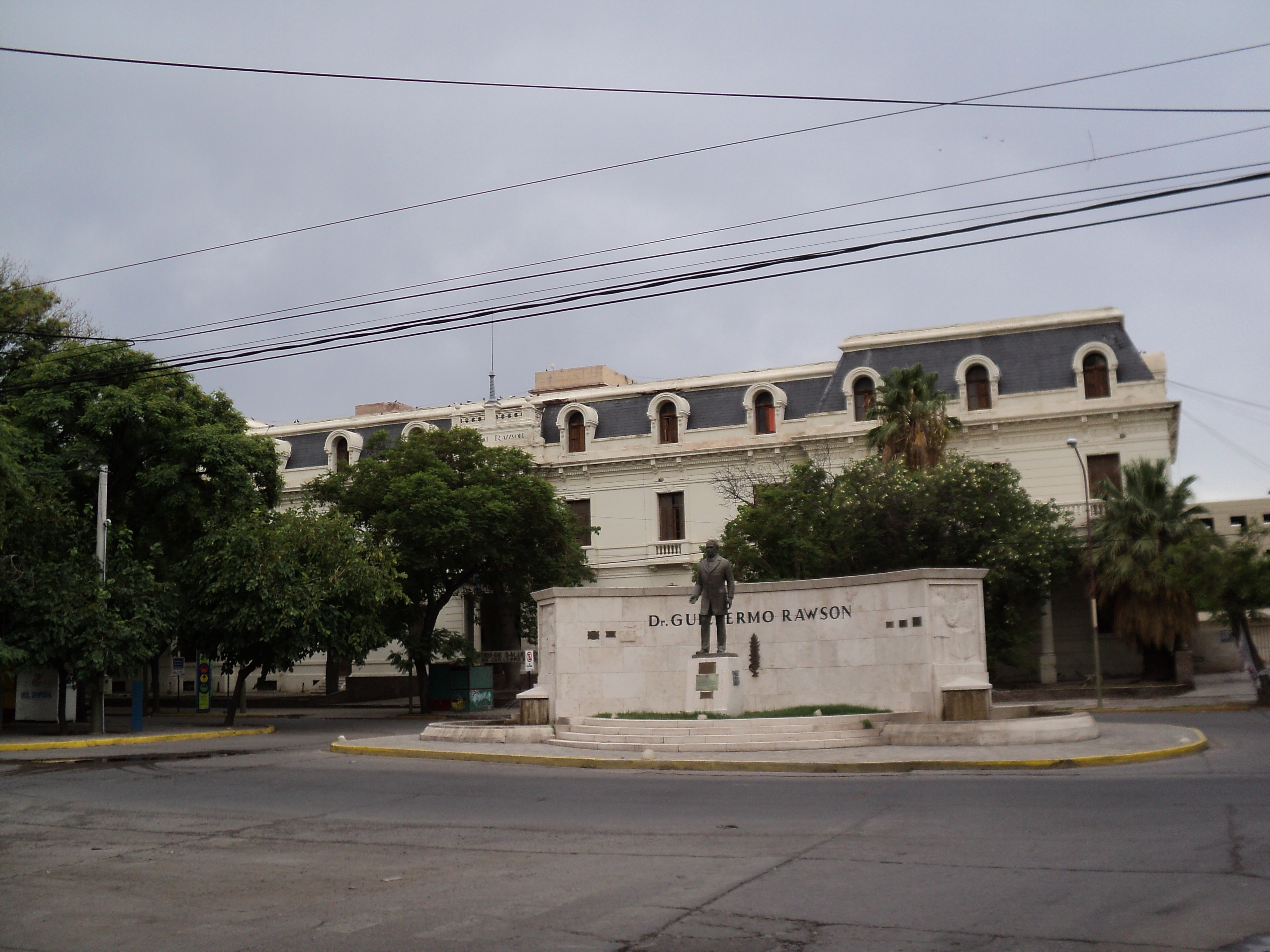 Vista de archivo del edificio tradicional del Hospital Guillermo Rawson de San Juan; no muestra la obra de consultorios en curso