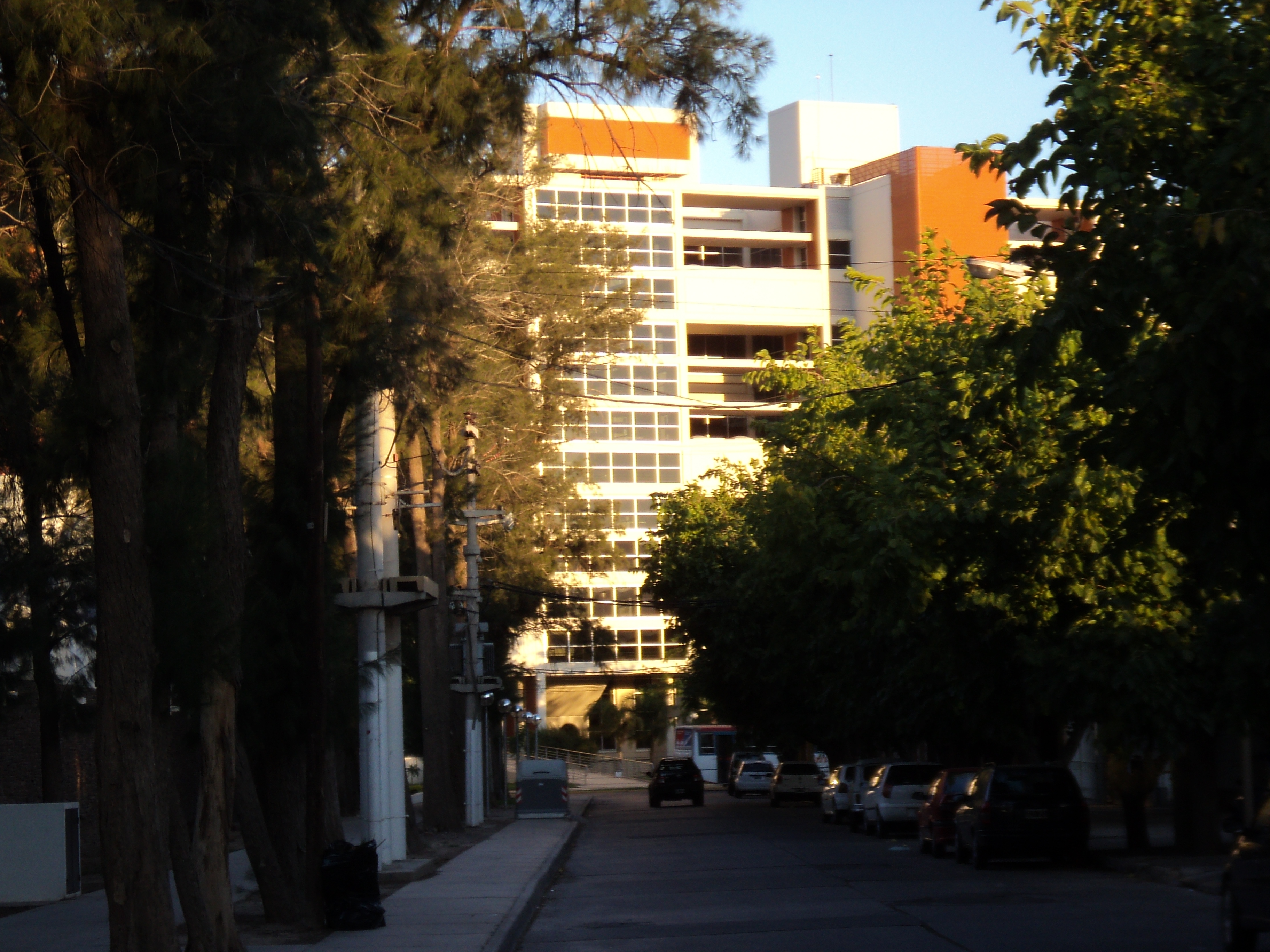 Centro Cívico de San Juan visto desde calle Rivadavia, sede de la Dirección de Economía Social. Fotografía de archivo publicada en 2013; no corresponde a la presentación de la plataforma de octubre de 2026.