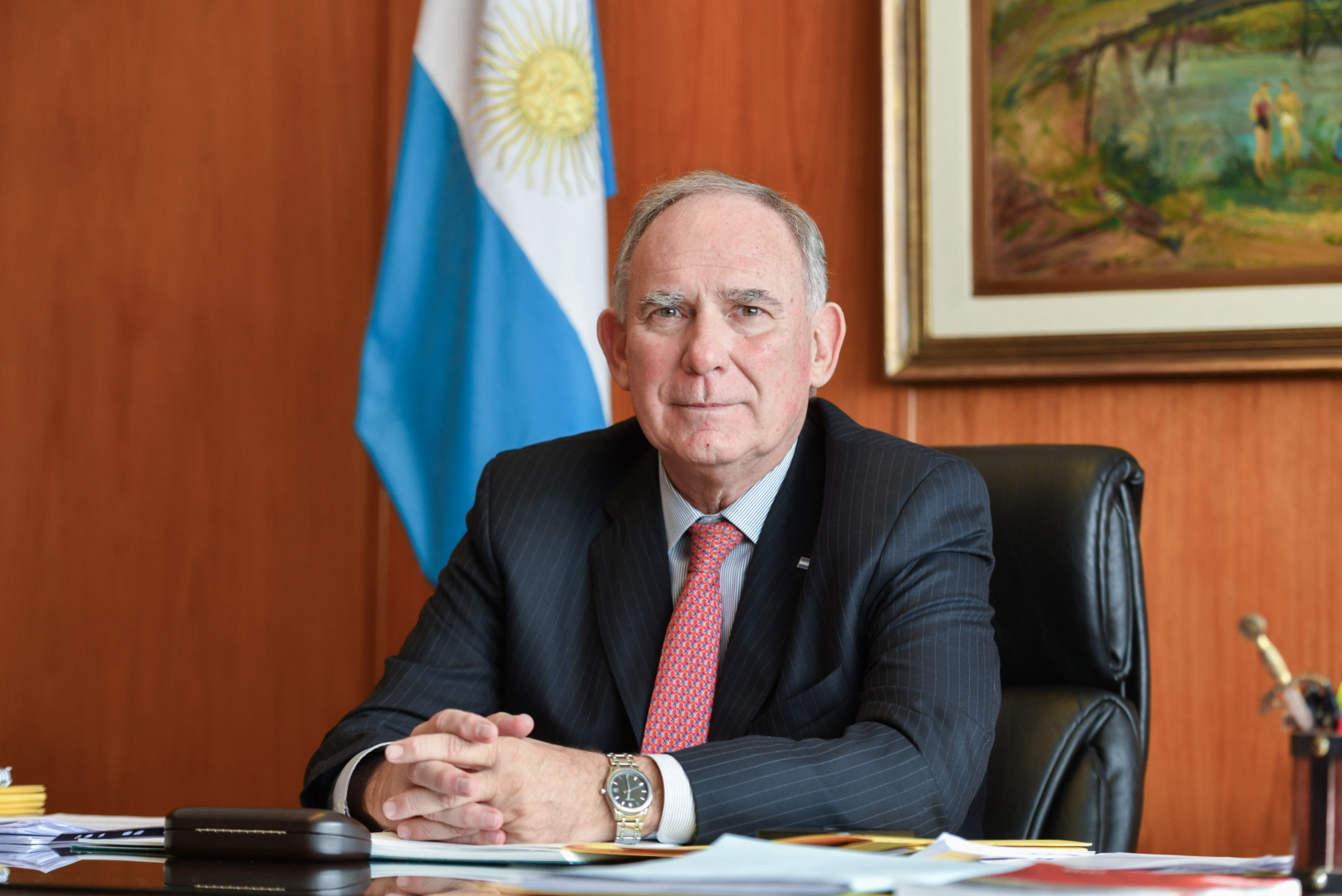 Retrato institucional de Luis Lucero publicado en marzo de 2024. Archivo: no corresponde al encuentro de Londres de octubre de 2026.