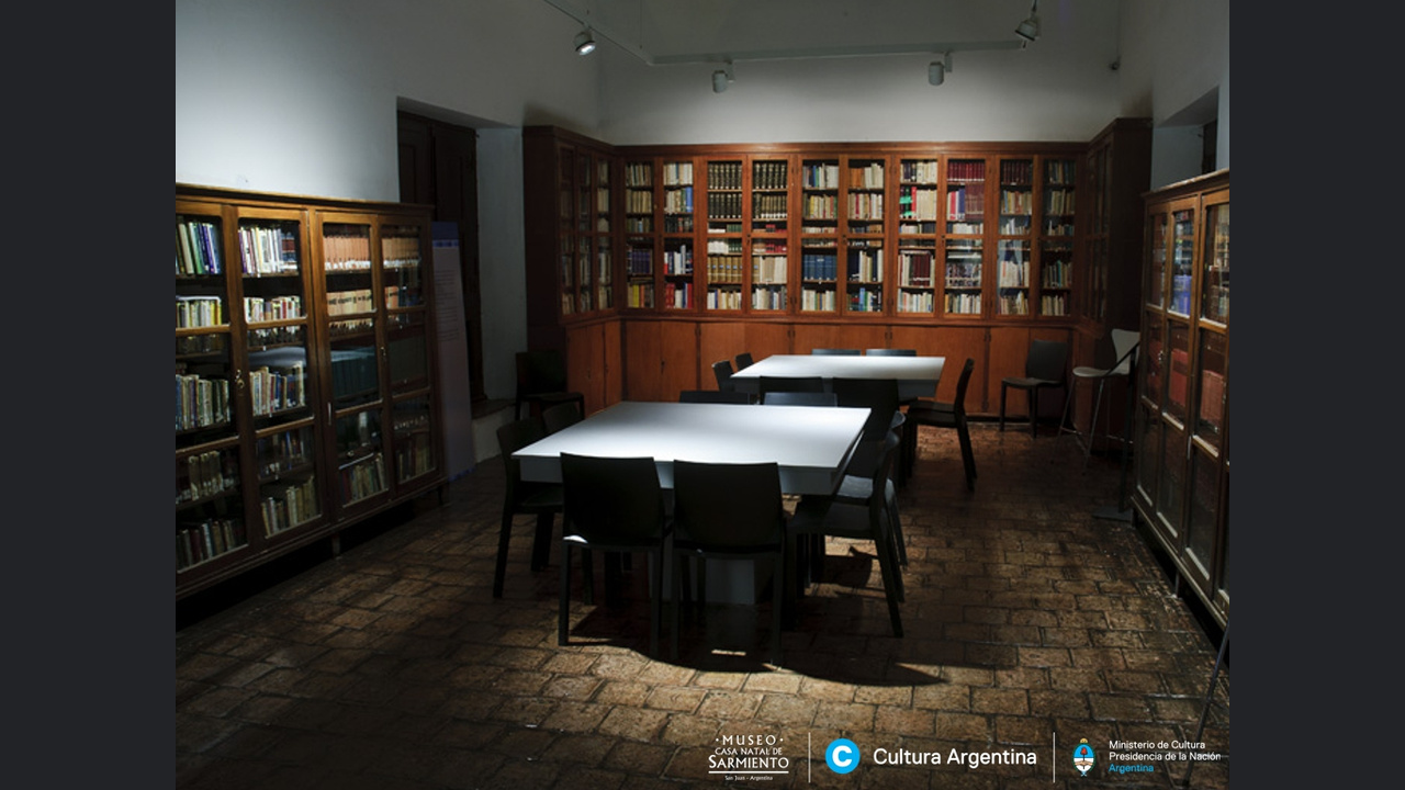 Sala Biblioteca del Museo Casa Natal de Sarmiento, con mesas y armarios de libros. Fotografía de archivo de agosto de 2015.