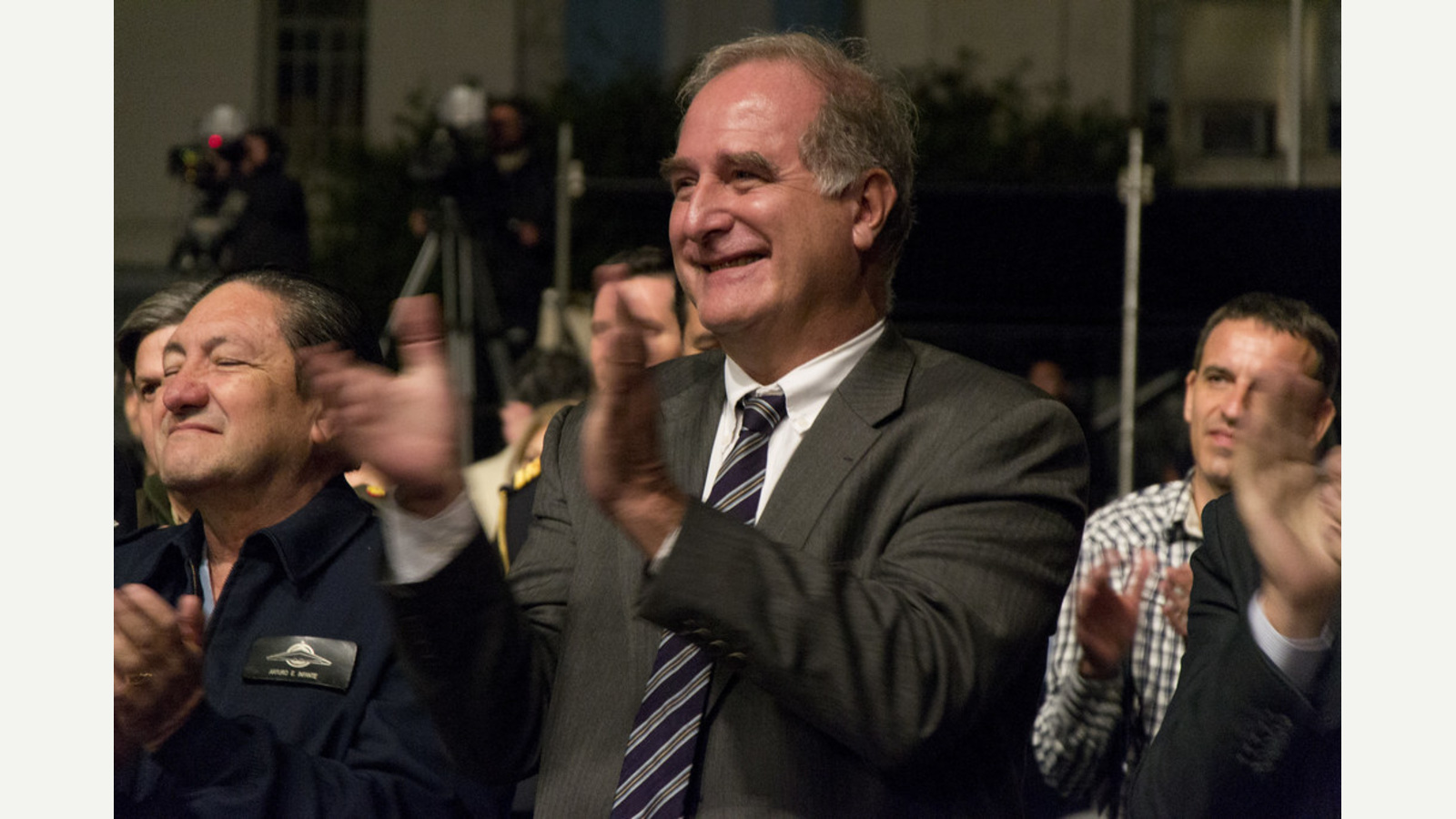 José Luis Castiñeira de Dios aplaude durante el festival Puertas Abiertas en Buenos Aires, el 31 de marzo de 2014. Foto de archivo del curador; no corresponde al ciclo de 2026. Presentación íntegra con márgenes neutros; sin recorte.