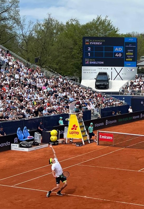 Alexander Zverev ejecuta un saque durante el BMW Open de Múnich, el 20 de abril de 2025. Fotografía de archivo.