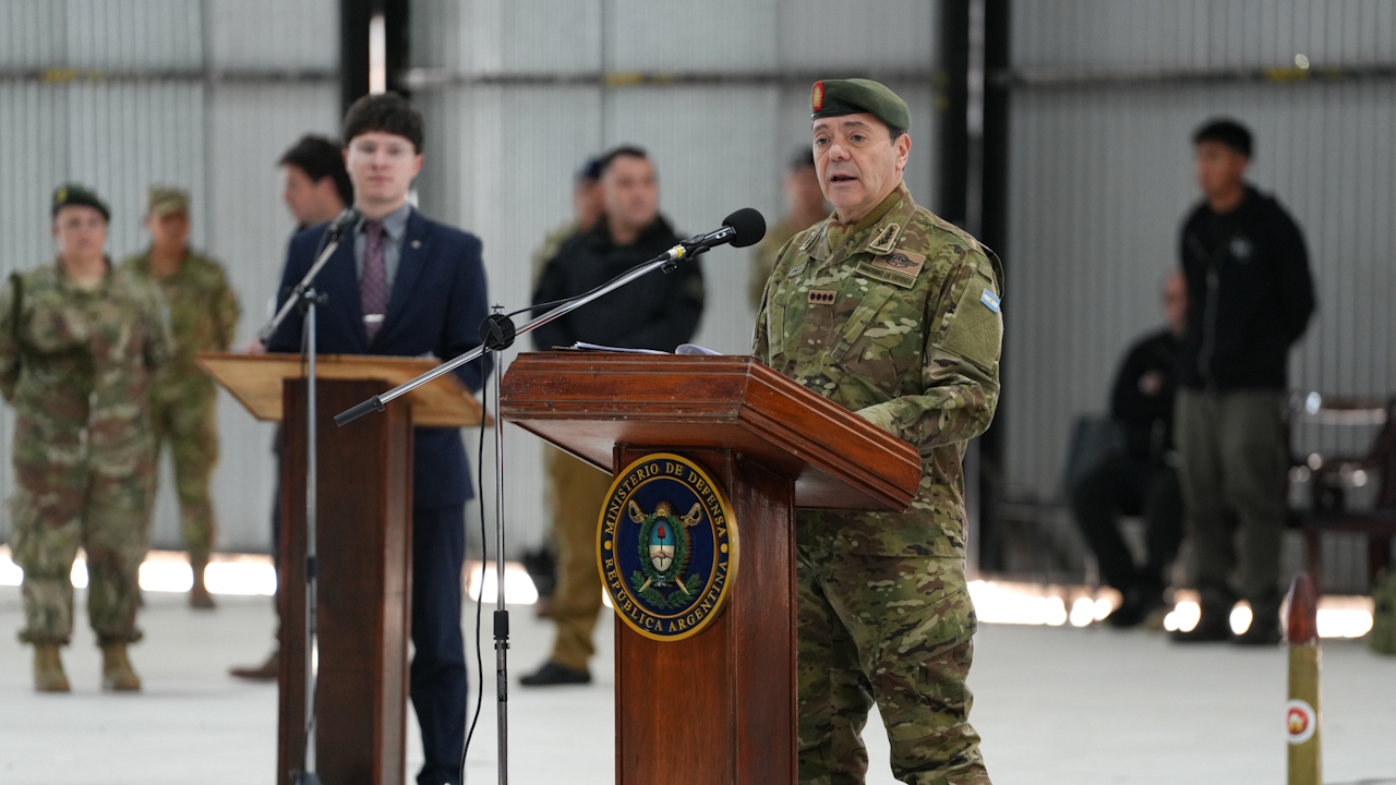 El ministro de Defensa habla durante el acto de recepción en Campo de Mayo, en una fotografía publicada el 20 de octubre de 2026.
