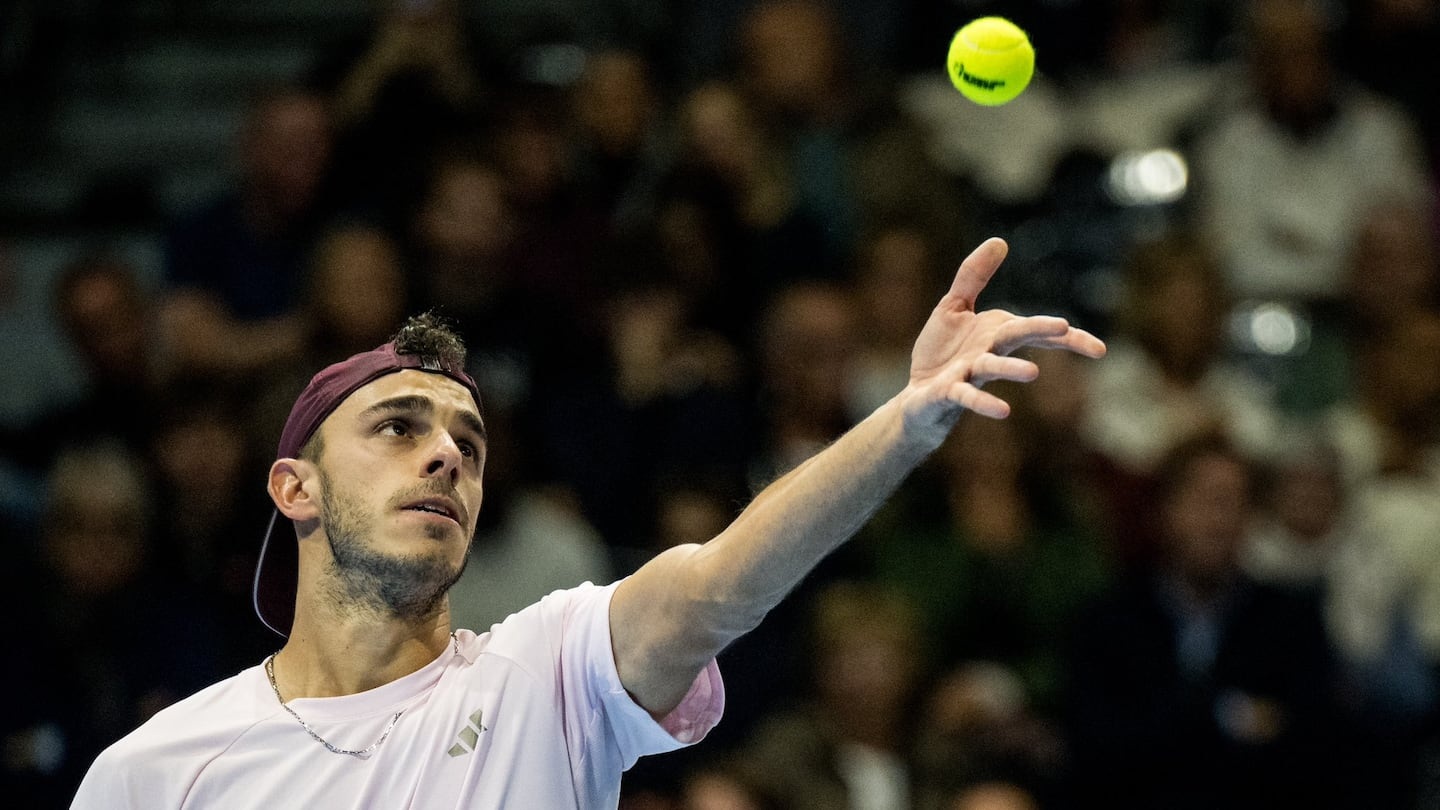 Francisco Cerúndolo prepara un saque en una cancha cubierta del torneo de Bruselas.