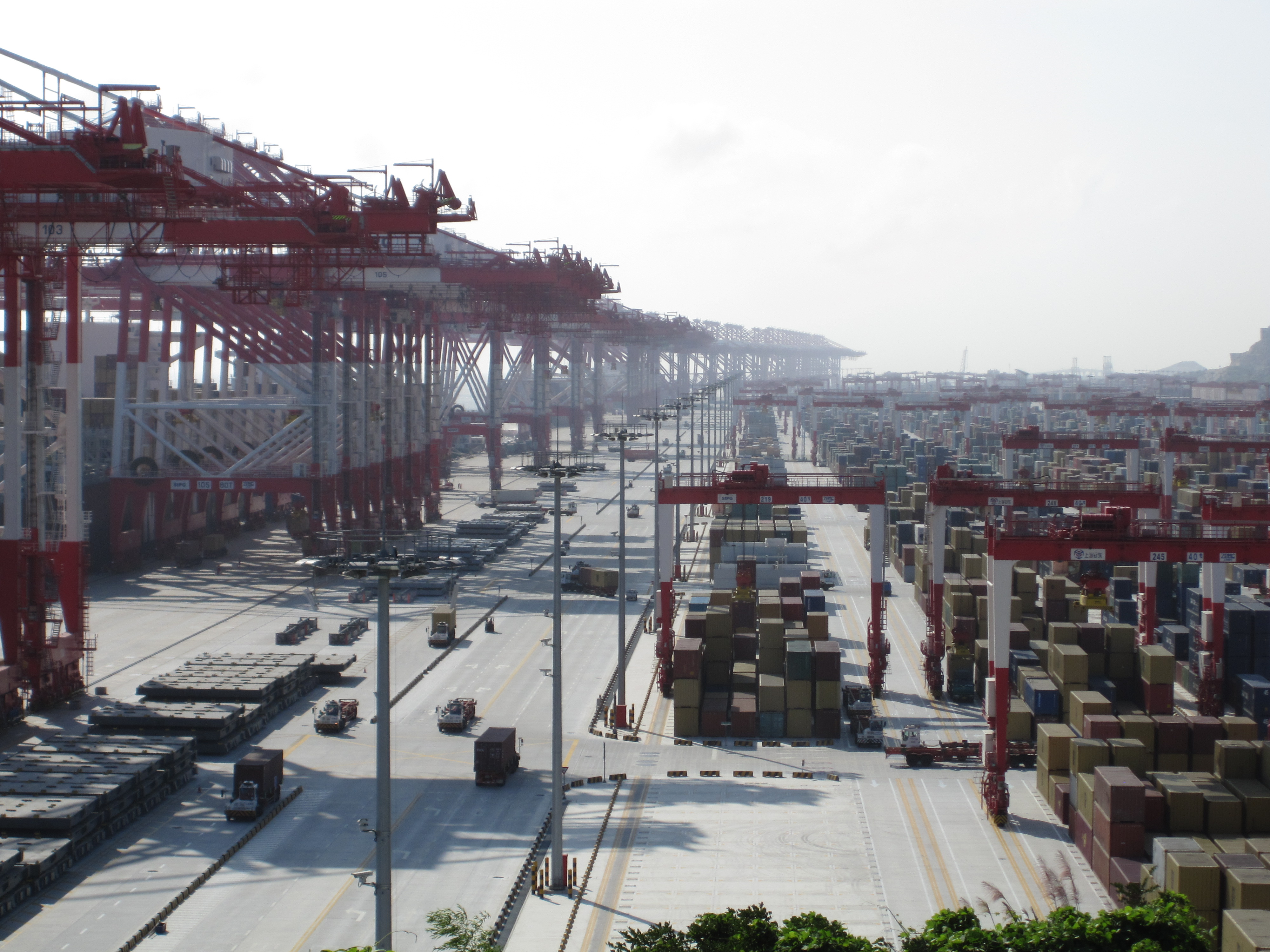 Contenedores, grúas y vehículos de carga en el puerto de Yangshan, China. Fotografía de archivo de 2009, anterior a los datos comerciales de septiembre de 2026.