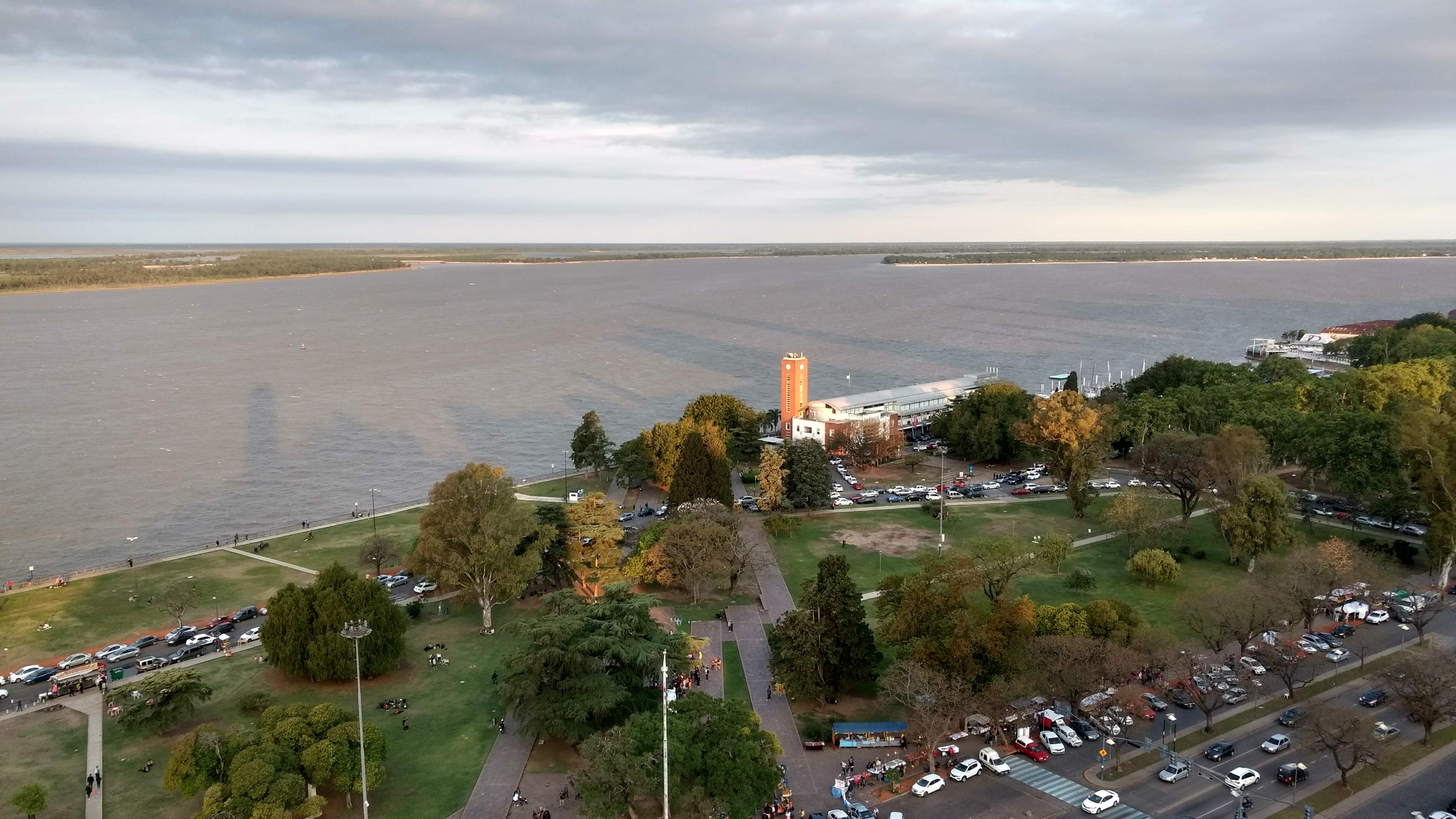 Estación Fluvial de Rosario y río Paraná, vistos desde el Monumento a la Bandera. Fotografía de archivo del 13 de octubre de 2019; no muestra la ronda de negocios de 2026.