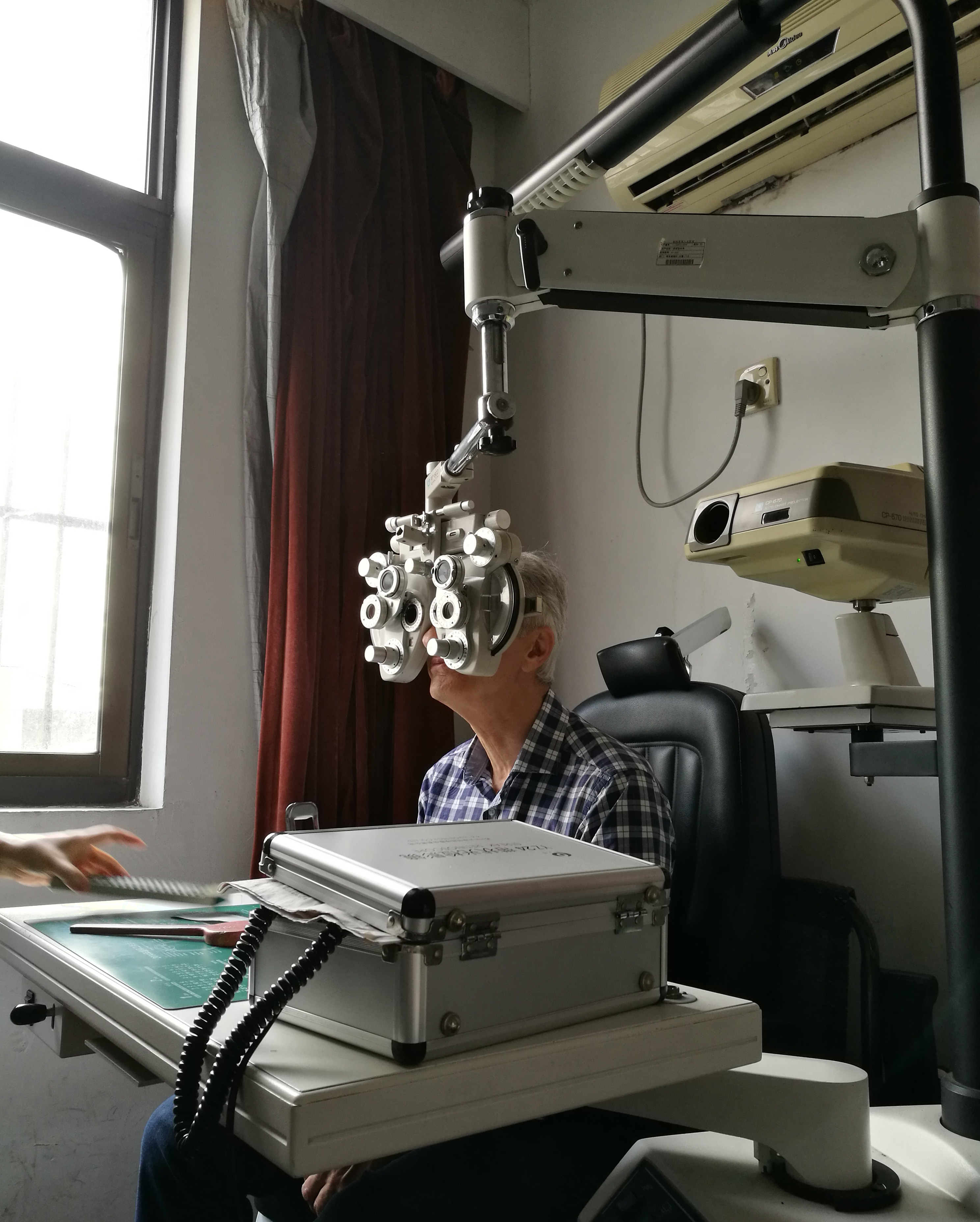 Un hombre adulto realiza una prueba de agudeza visual con un foróptero. Fotografía de archivo ajena al operativo de Caucete.