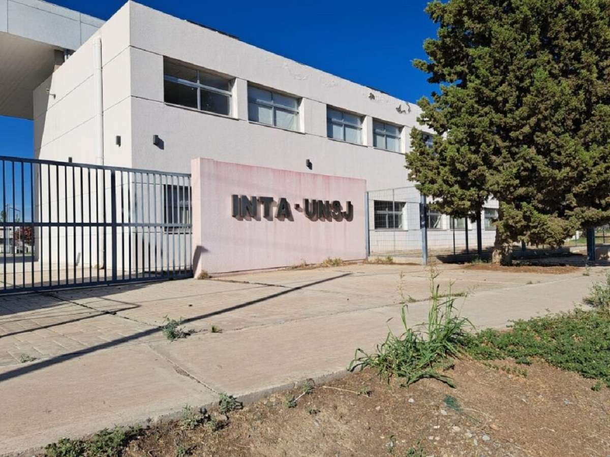 Edificio identificado como INTA–UNSJ, en la fotografía institucional que acompaña el anuncio de acreditación de Ingeniería Agronómica. La fuente no informa cuándo se tomó la imagen.
