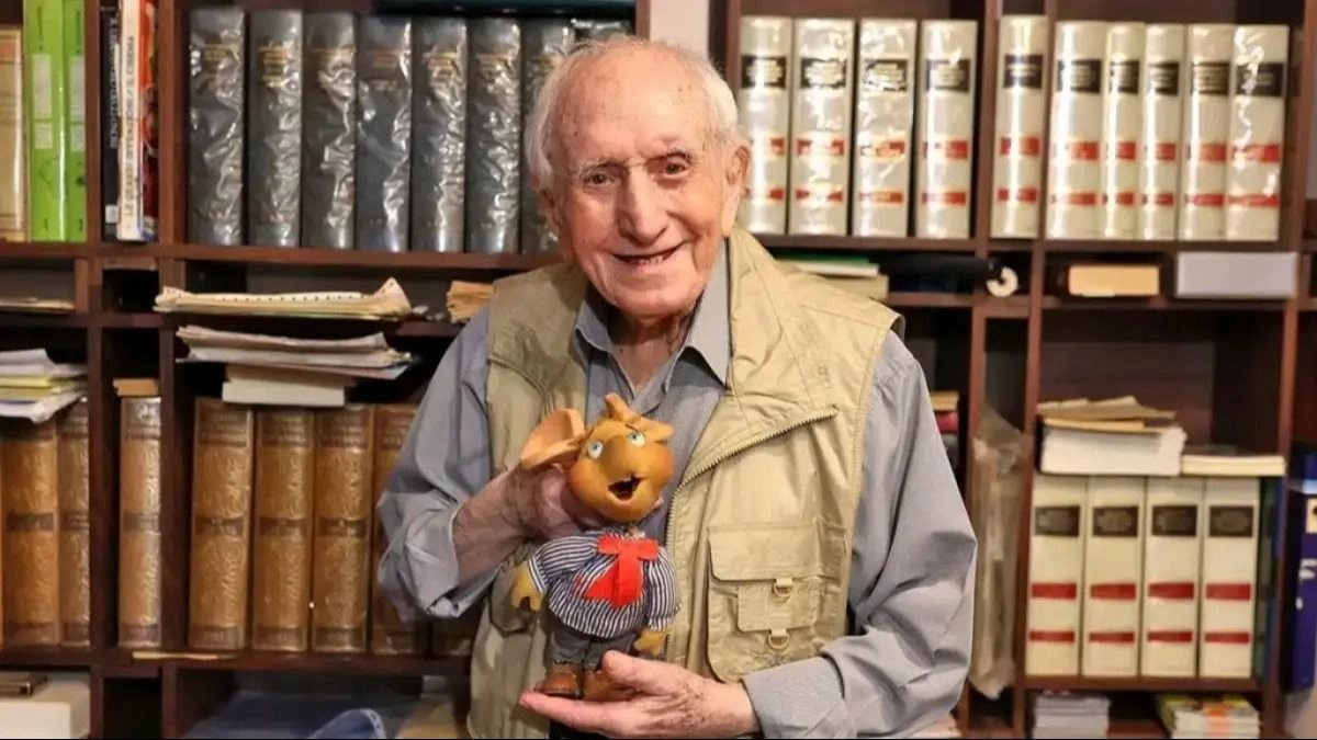 Peppino Mazzullo junto al personaje Topo Gigio; retrato de archivo publicado por Huarpe.