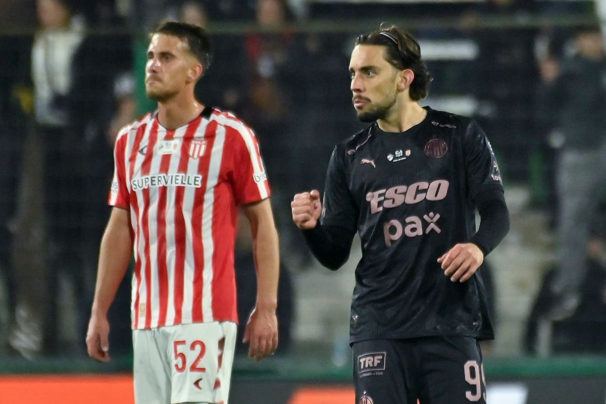 Jugadores de Estudiantes y Platense durante el encuentro por la Copa Argentina.