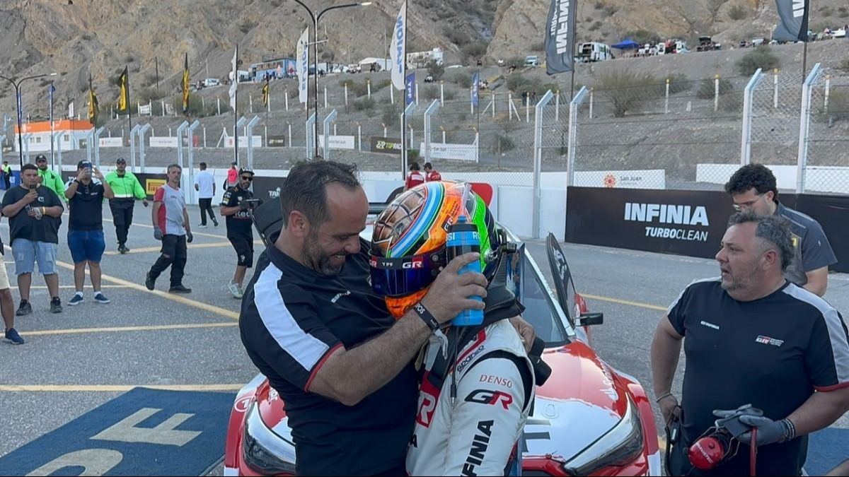Pilotos celebran en el circuito El Zonda