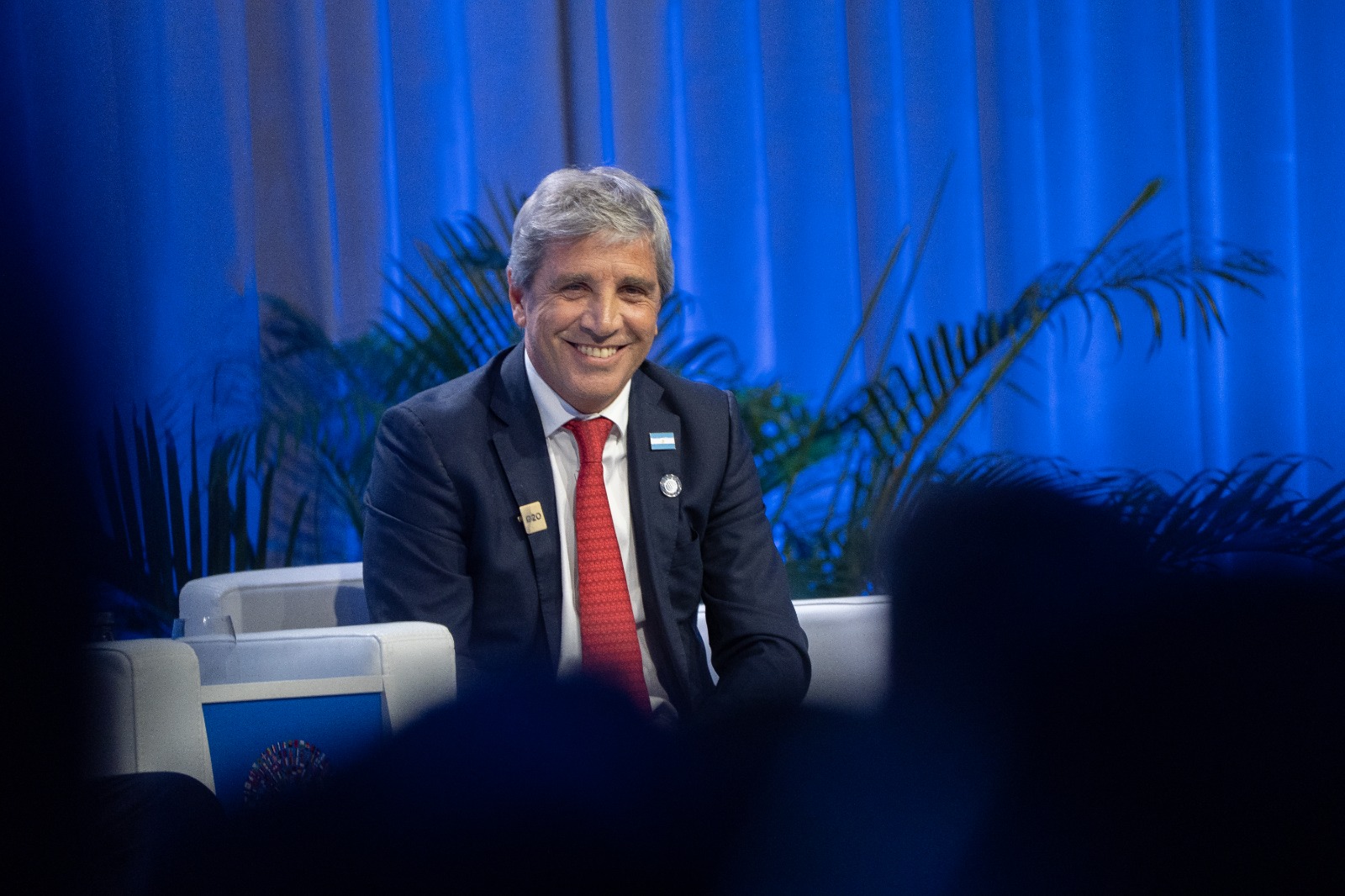 Luis Caputo sentado ante un fondo azul. Foto difundida por el Ministerio de Economía con su comunicado del 15 de octubre de 2026; fecha de toma no informada.