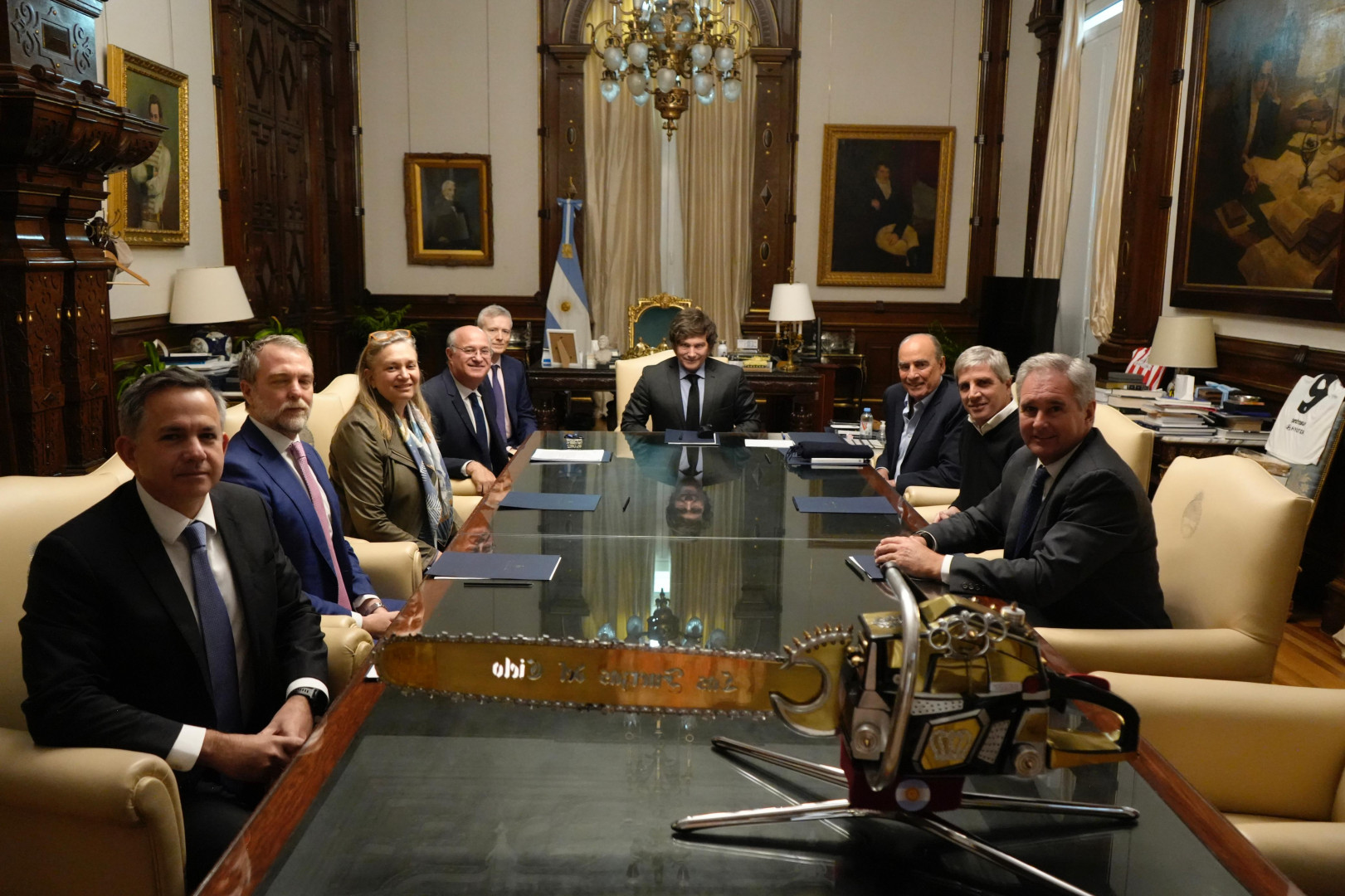 Javier Milei, Luis Caputo y autoridades del BID durante una reunión en Casa Rosada el 8 de septiembre de 2025.