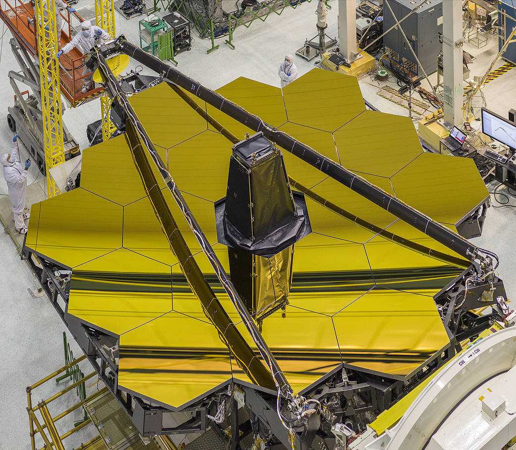 Espejos dorados del telescopio James Webb en la sala limpia de Goddard, vistos desde arriba. Fotografía de archivo difundida en abril de 2016.