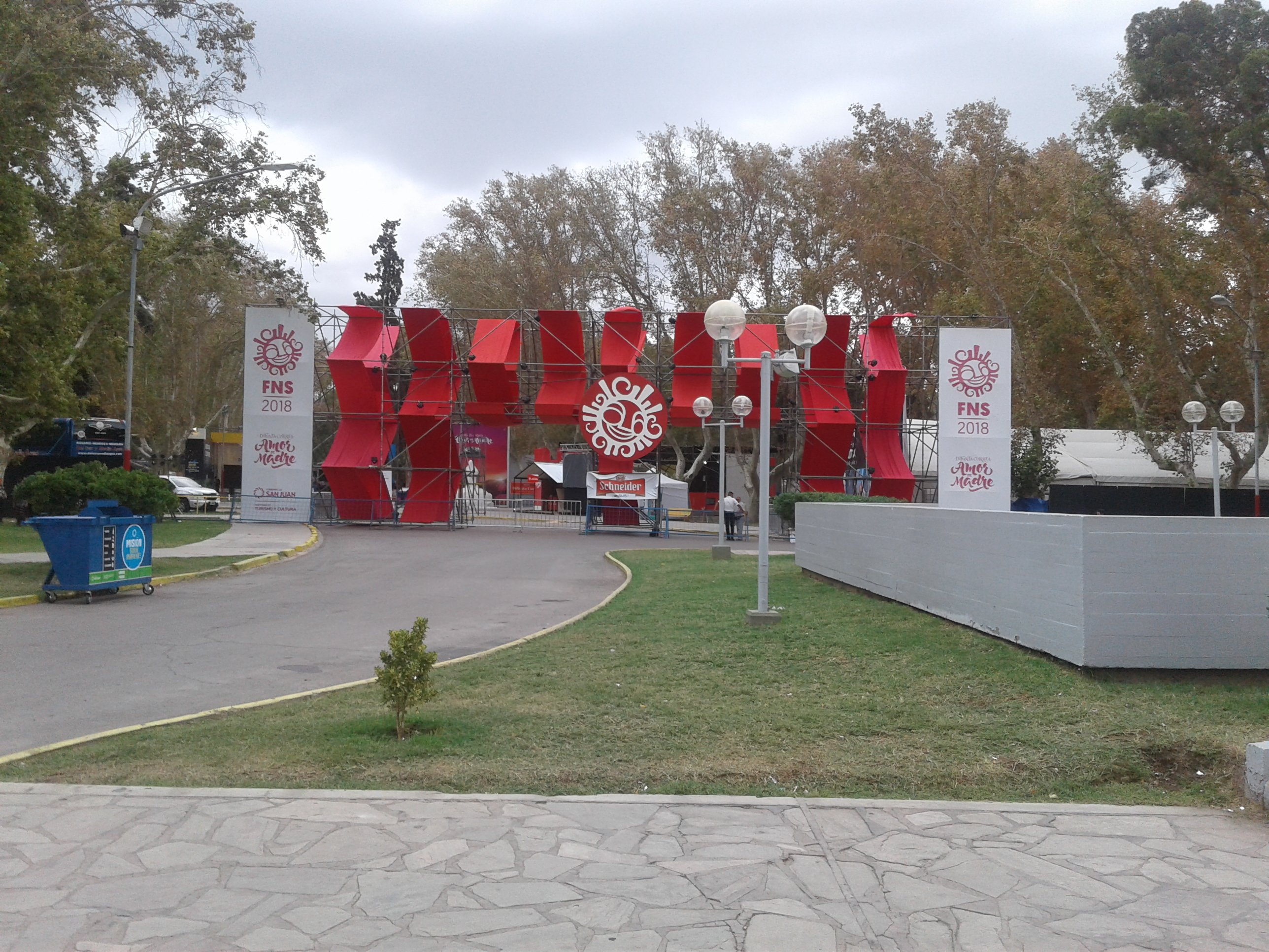 Ingreso a la Feria Temática de la Fiesta Nacional del Sol de 2018 en la ciudad de San Juan. Archivo de una edición anterior, no es el predio ni la convocatoria de 2026.